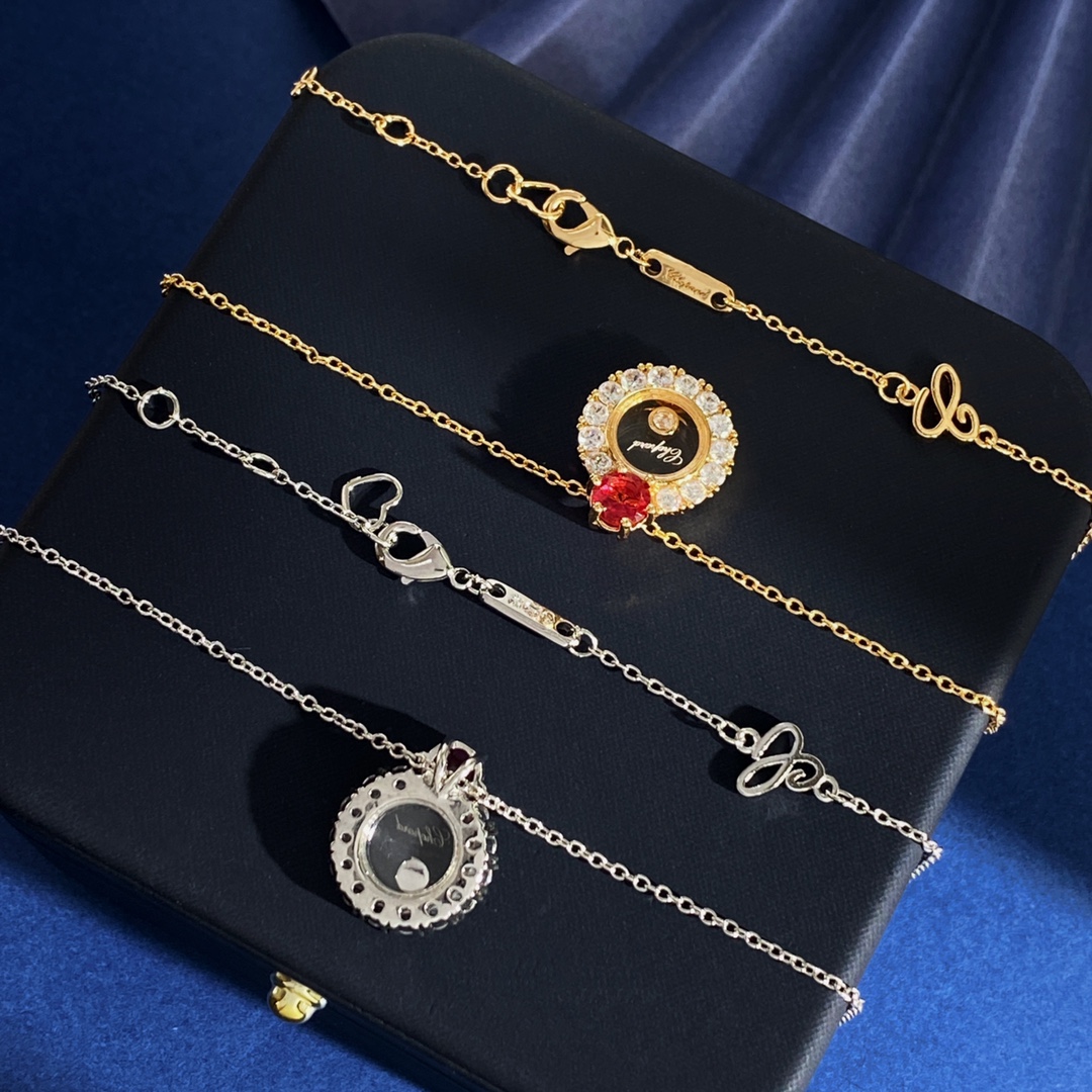  XB94 65 68
萧邦ChoPard时尚百搭精致灵动单钻圆形满钻几何吊坠项链 黄铜材质 重约5.5