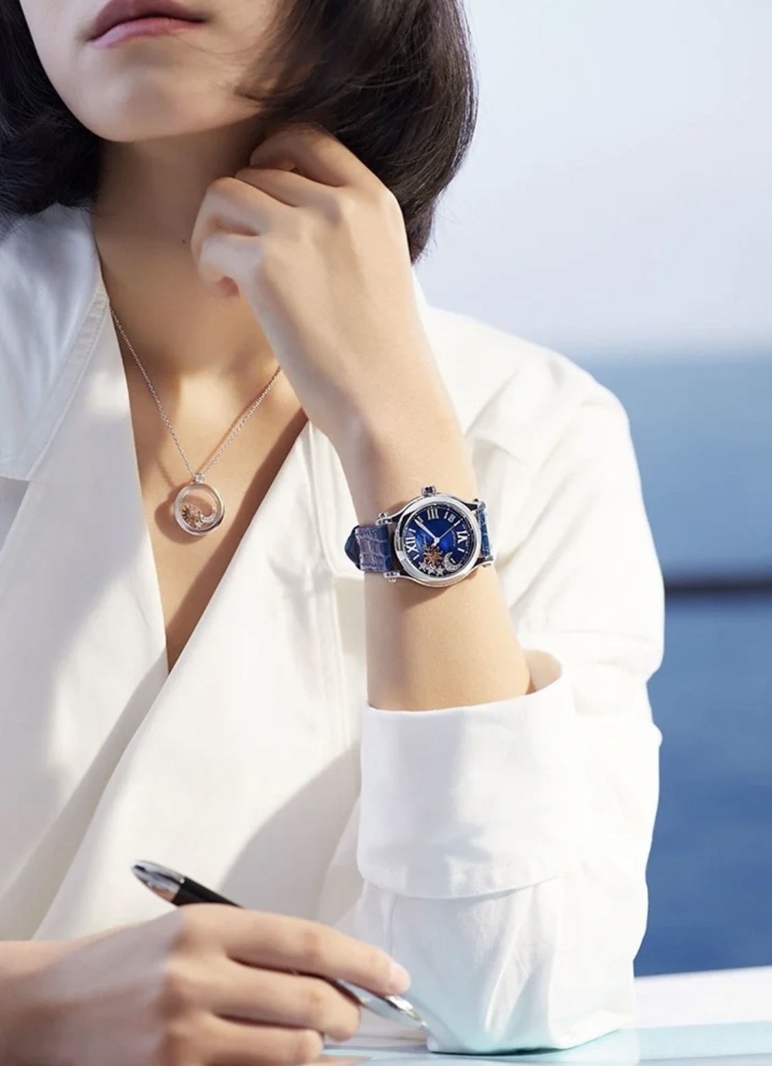  XB94 65 68
萧邦ChoPard日月星辰灵动设计光面圆形几何吊坠项链 黄铜材质 玫瑰金色 重约
