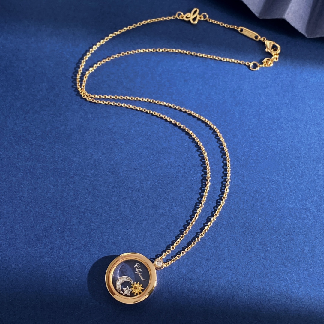  XB94 65 68
萧邦ChoPard日月星辰灵动设计光面圆形几何吊坠项链 黄铜材质 玫瑰金色 重约