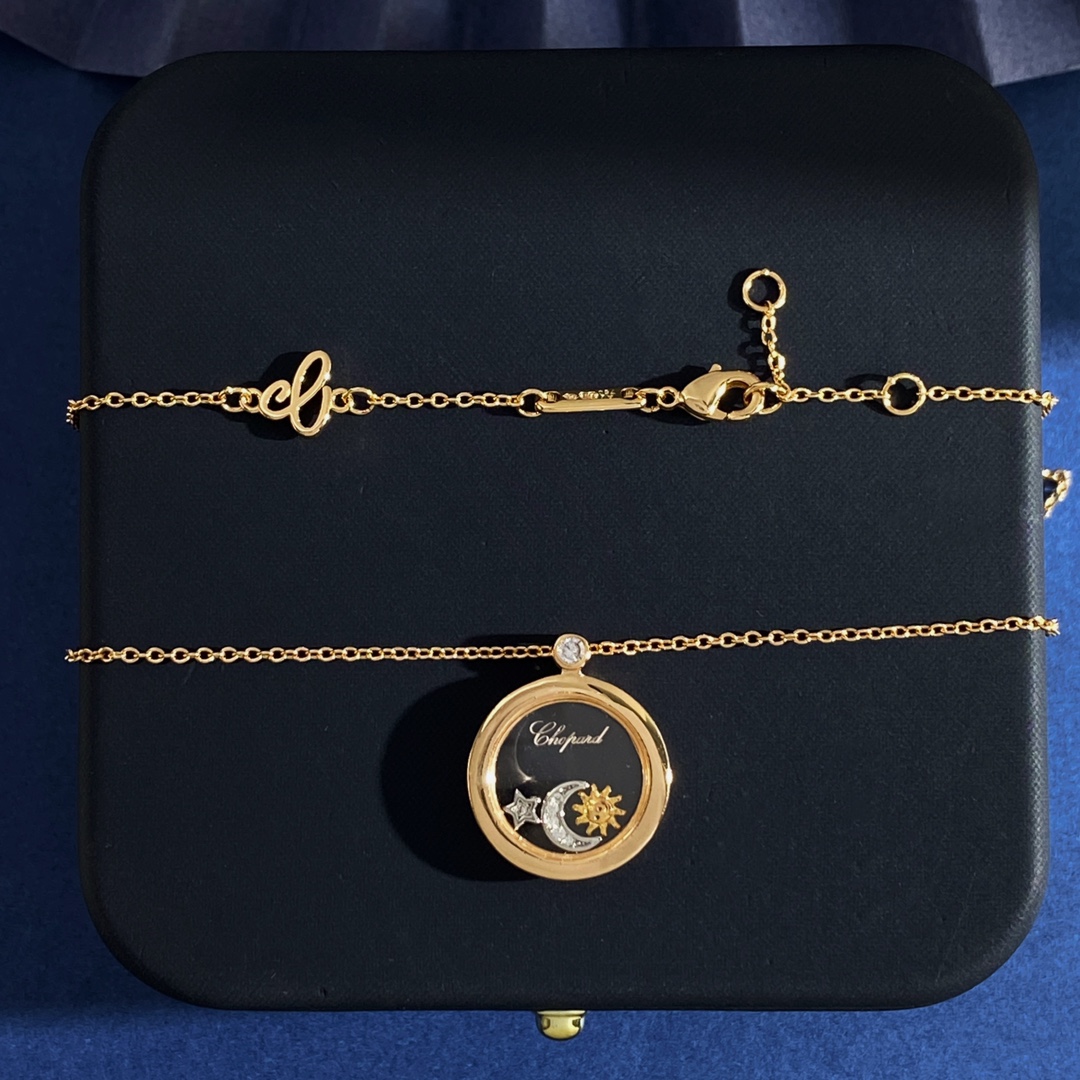  XB94 65 68
萧邦ChoPard日月星辰灵动设计光面圆形几何吊坠项链 黄铜材质 玫瑰金色 重约