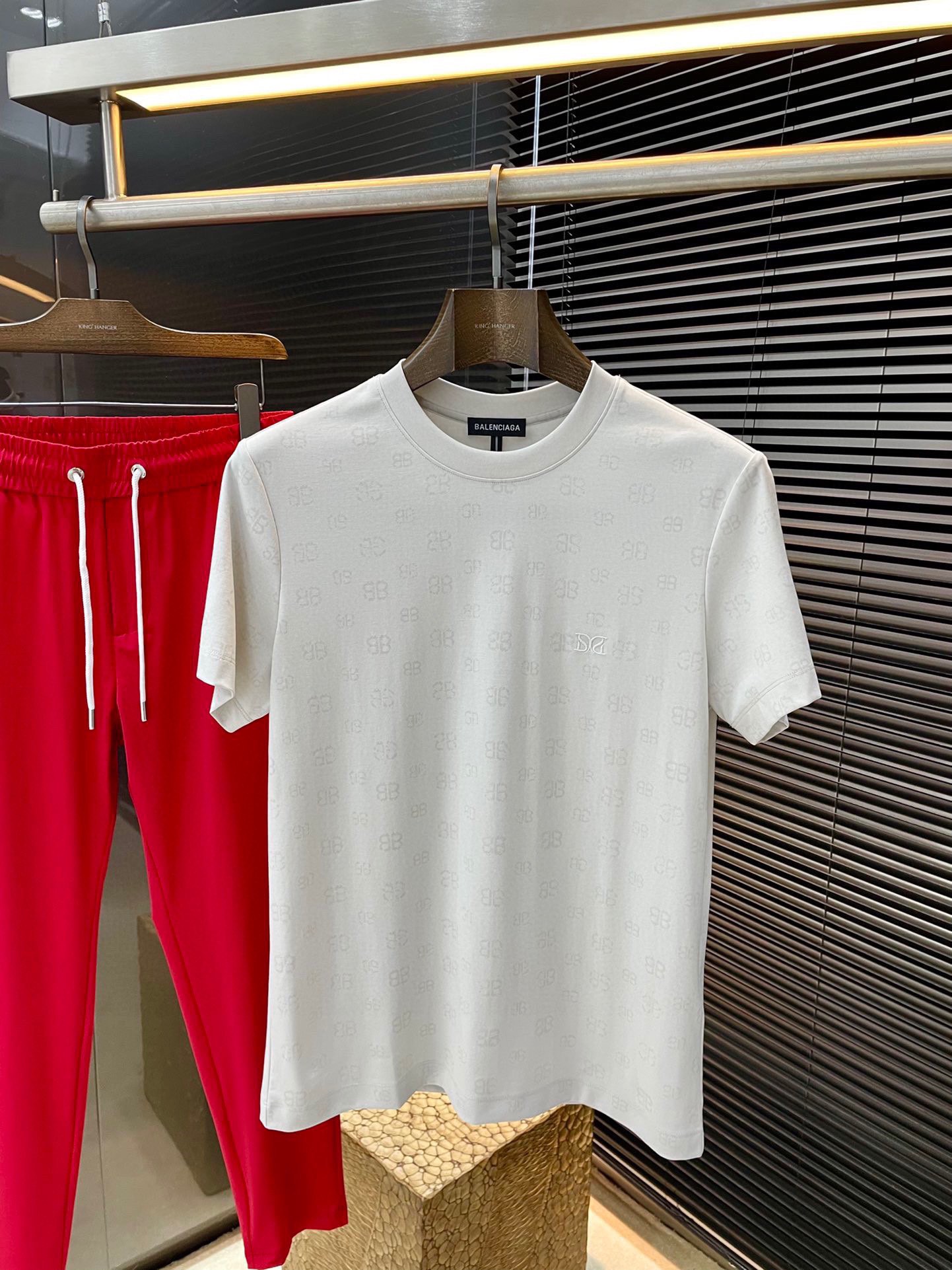 NO:463063,P Balenciaga- (Balenciaga) Series VIP high-end customization 2025 spring and summer new short-sleeved versatile styles anyone can easily control the fabrics are fully customized, high-quality high-quality imported super soft liquid ammonia double-sided modal fabric. The fabric feels soft and the upper body is comfortable and soft. The simple style is very classy, ​​simple and unique. The style is very exquisite, and the style is very exquisite, showing the aura, and it will highlight the exquisiteness of business men!  Size M-3XL, balenciaga, balenciaga, T-shirt, alexander wang19860909P  Balenciaga-（巴黎世家） 系列 VIP高级定制 2025春夏季新款短袖 百搭款式 任何人都可以轻松驾驭 面料全订制 高定一等品韩国进口超柔液氨双面莫代尔面料 面料手感柔软,上身舒适柔软 简约的款式非常显档次,简约个性时尚,版型剪裁非常精致,显气场,又会凸显商务男士的精致！尺码 M-3XL,,balenciaga,balenciaga,T-shirt,alexander wang,Men's clothing