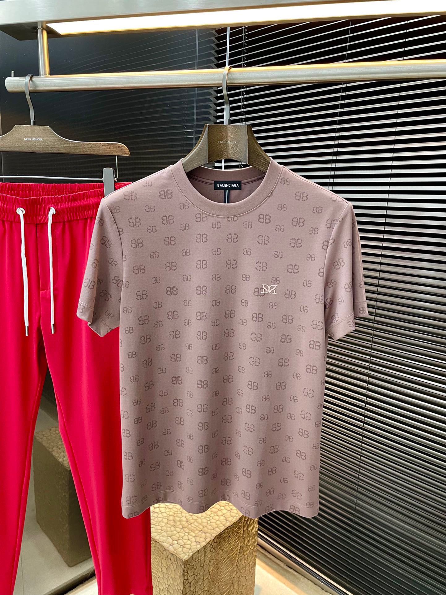 NO:465885,P Balenciaga- (Balenciaga) Series VIP high-end customization 2025 spring and summer new short-sleeved versatile styles anyone can easily control the fabrics are fully customized, high-quality high-quality imported super soft liquid ammonia double-sided modal fabric. The fabric feels soft and the upper body is comfortable and soft. The simple style is very classy, ​​simple and unique. The style is very exquisite, and the style is very exquisite, showing the aura, and it will highlight the exquisiteness of business men!  Size M-3XL, balenciaga, balenciaga, T-shirt, alexander wang19860909P  Balenciaga-（巴黎世家） 系列 VIP高级定制 2025春夏季新款短袖 百搭款式 任何人都可以轻松驾驭 面料全订制 高定一等品韩国进口超柔液氨双面莫代尔面料 面料手感柔软,上身舒适柔软 简约的款式非常显档次,简约个性时尚,版型剪裁非常精致,显气场,又会凸显商务男士的精致！尺码 M-3XL,,balenciaga,balenciaga,T-shirt,alexander wang,Men's clothing