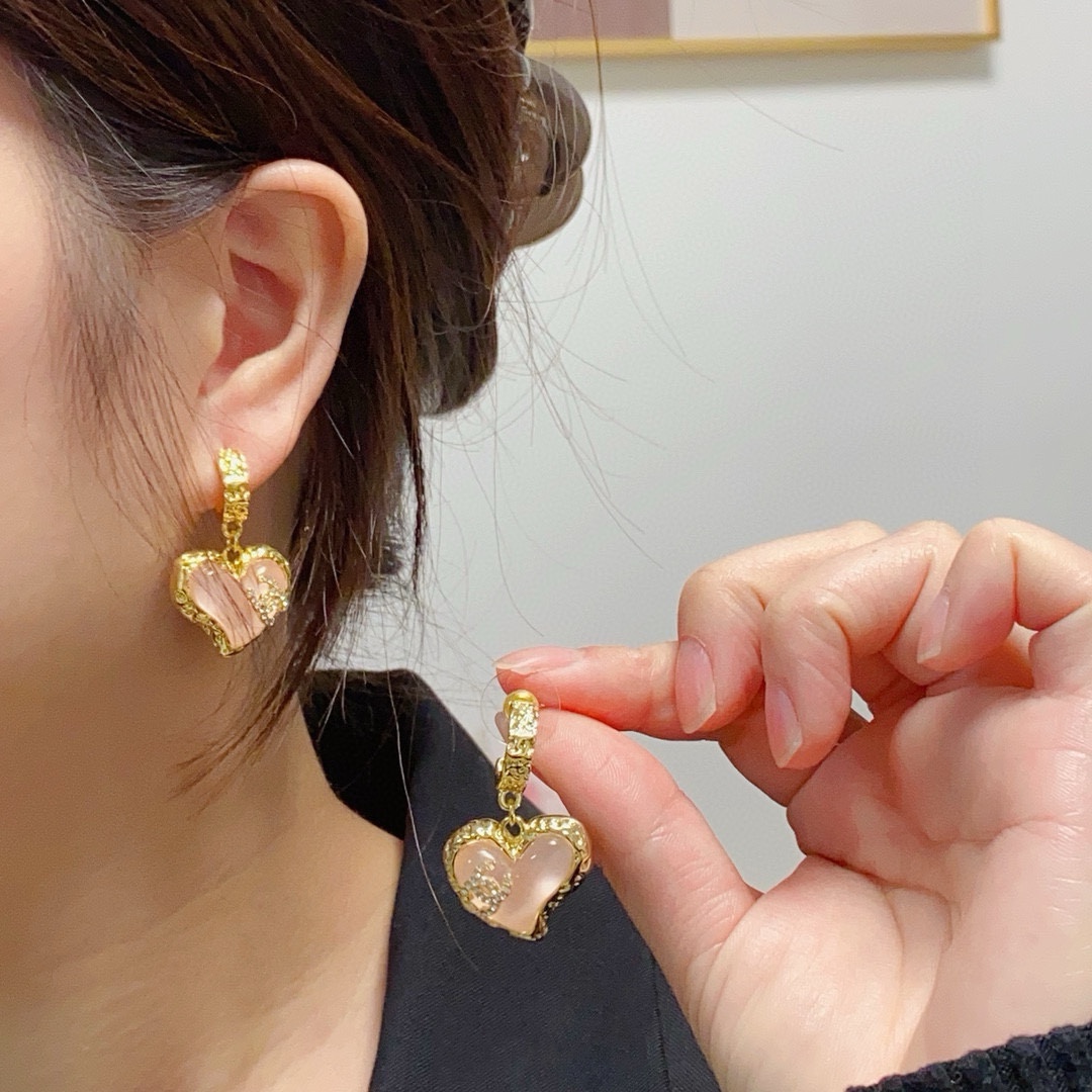 NO:379579,Chanel Chanel letter double C love light pink love color new diamond pendant earrings. Beauty can never beat classics. Chanel in the golden age is the most classic.  It is also the most delicious woman, independent, elegant, charming, intellectual, retro, luxurious, not complicated, classic and versatile, simple but not simple!  925 silver needle earrings, jewelry quality, chanel, chanel, earrings, gold19860909Chanel香奈Chanel字母双C爱心淡粉色爱心彩色新款镶钻吊坠耳钉 美丽永远敌不过经典 黄金时期的香奈就是最经典．也是最有味道的 女人独立优雅魅力知性复古奢华不繁复 双C经典百搭 简约不简单！925银针耳环,饰品精品,chanel,chanel,earrings,gold,Jewelry