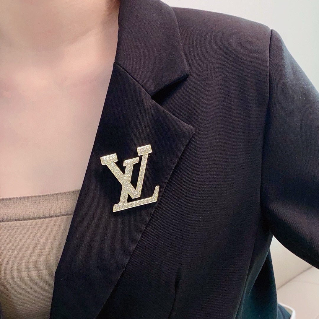 NO:378651,The new full-diamond letter brooch in the counter of Lv Louis Vuitton is the most familiar with women. Women who devote all their efforts to be themselves often cherish the meaning of the brooch more. The LV lady pins the brooch on the hat and tells the fashionable ladies who imitate her [the brooch is very practical. It can be pinned on the suit collar, pocket, hat, belt or evening gown. The jewelry is fine, louis vuitton, louis vuitton, business suit, brooch, breastpin, hats19860909Lv路易威登专柜新款满钻字母胸针,是最懂女人的饰物.那些倾注了全部心血去做自己的女人,往往更珍惜胸针的意义.LV女士把胸针别在帽子上,并告诉那些模仿她的时髦女士们[胸针可是非常实用,它可以别在西装领上、口袋上、帽子上、腰带上或者是晚礼服上,饰品精品,louis vuitton,louis vuitton,business suit,brooch，breastpin,hats,Jewelry