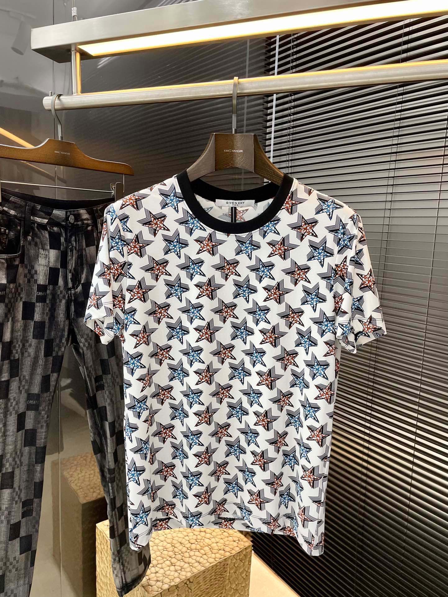 NO:463077,P Givenchy- (Givenchy) series VIP high-end customization 2025 new short-sleeved versatile styles, anyone can easily control the fabric fully customized craftsmanship, high-quality digital printed nylon fabric, the fabric feels soft, the upper body is comfortable and soft. The simple style is very classy, ​​simple and unique, the style is very exquisite, showing the aura, and it will highlight the exquisiteness of business men!  Size M-3XL, given , given , given , given , T-shirt, alexander wang19860909P  Givenchy-（纪梵希）系列 VIP高级定制 2025新款短袖 百搭款式 任何人都可以轻松驾驭 面料全订制工艺 高定一等品数码印花锦纶面料 面料手感柔软,上身舒适柔软 简约的款式非常显档次,简约个性时尚,版型剪裁非常精致,显气场,又会凸显商务男士的精致！尺码 M-3XL,,givenchy,givenchy,T-shirt,alexander wang,Men's clothing