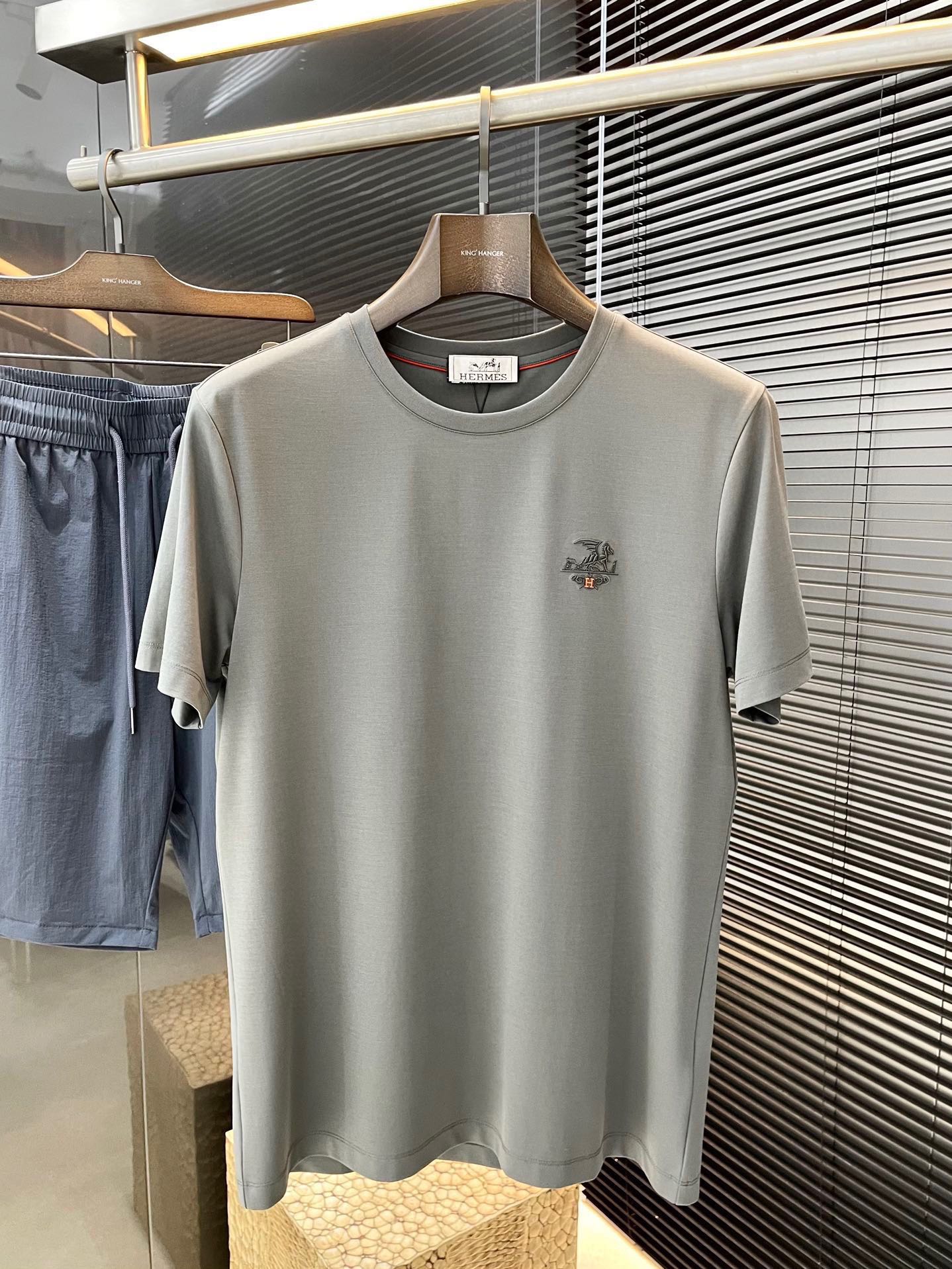 NO:463037,P HERMES series VIP high-end customization 2025 new short-sleeved versatile styles, anyone can easily control the fabric fully customized craftsmanship, high-quality viscose fabric, soft fabric, comfortable and soft upper body, simple styles are very classy, ​​simple and unique, fashionable, the style is very exquisite, showing aura, and highlighting the exquisiteness of business men!  Size M-3XL, hermes, hermes, T-shirt, alexander wang19860909P  HERMES（爱马仕）系列 VIP高级定制 2025新款短袖 百搭款式 任何人都可以轻松驾驭 面料全订制工艺 高定一等品粘纤面料 面料手感柔软,上身舒适柔软 简约的款式非常显档次,简约个性时尚,版型剪裁非常精致,显气场,又会凸显商务男士的精致！尺码 M-3XL,,hermes,hermes,T-shirt,alexander wang,Men's clothing