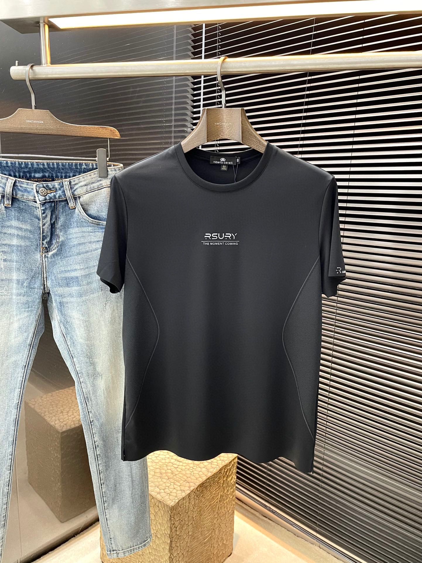 NO:463046,P Cavalli- (Cavalli) series VIP high-end customization 2025 spring and summer new short-sleeved style versatile styles anyone can easily control. The fabric is fully customized, high-quality first-class mulberry silk fabric. The fabric feels soft and the upper body is comfortable and soft. The simple style is very classy, ​​simple and unique. The style is very exquisite, and the style is very exquisite, showing the aura, and it will highlight the exquisiteness of business men!  Size 48-58 Shipping the next day, T-shirt,alexander wang19860909P  Cavalli-（卡瓦利）系列 VIP高级定制 2025春夏季新款短袖 百搭款式 任何人都可以轻松驾驭 面料全订制高定一等品桑蚕丝面料 面料手感柔软,上身舒适柔软 简约的款式非常显档次,简约个性时尚,版型剪裁非常精致,显气场,又会凸显商务男士的精致！尺码 48-58 隔天出货,,T-shirt,alexander wang,Men's clothing