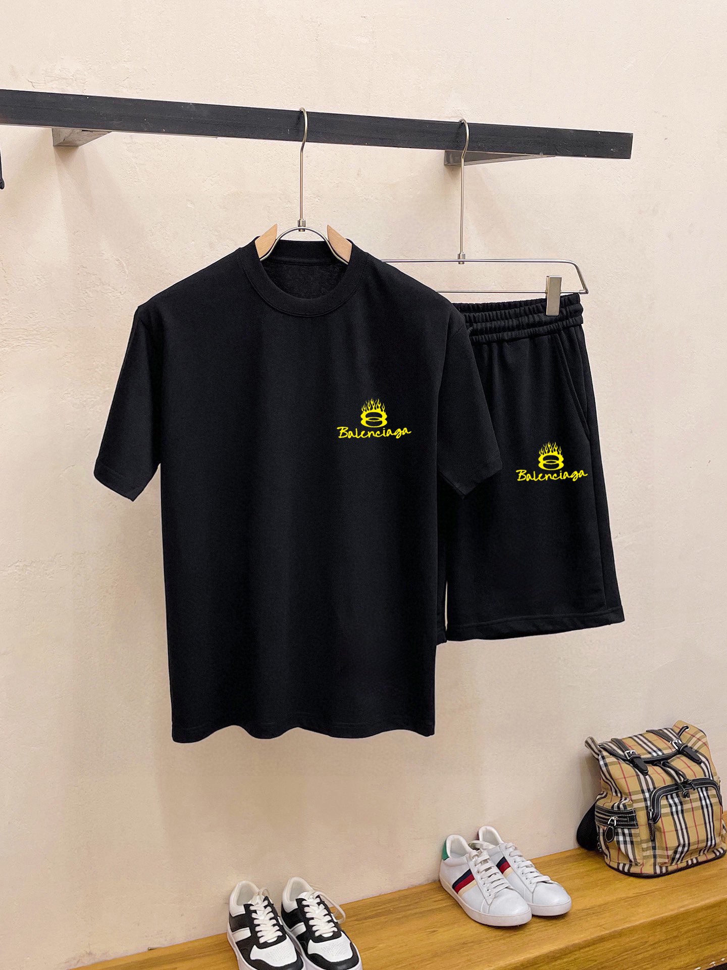 Balenciaga 品牌【BALENCIAGA 巴黎世家】 2025新款男士短袖短裤套装 销售 市面高端版本 手感细腻柔软 让你穿着更加舒适 立体裁剪版型超赞 尺码:M-5XL下单请报身高体重