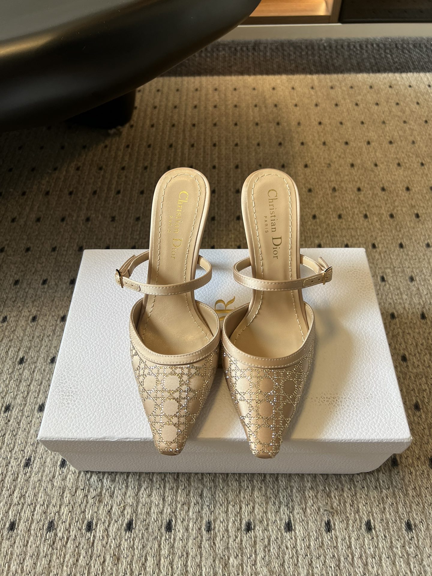 NO:445450,Dio* 25SS new style, rhinestone pointed Muller leather high heels Dior's design style maintains classic French elegance without losing its modernity. The brand is good at using soft colors, exquisite tailoring and delicate decoration to create works that are both romantic and powerful. Dior always adheres to the concept of 'let every woman become a princess'.  Dedicated to showing the charm and confidence of women through his works. Material: Original custom imported Australian diamonds/original molded mesh/imported suede, inner water dyed sheepskin, outsole Italian leather size35-41 (40 41 custom non-return), semi-travel high heels, dior, dior, high heels, sheepskin, chamois leather19860909批 Dio* 25SS 新款 水钻尖头穆勒凉拖高跟 迪奥的设计风格既保持了经典的法式优雅,又不失现代感.品牌擅长运用柔和的色彩、精致的剪裁以及细腻的装饰,打造出既浪漫又充满力量的作品. Dior始终秉持着“让每一个女人都能成为公主”的理念．致力于通过其作品展现女性的魅力与自信. 材质:原版定制进口澳钻/原版开模网纱/进口麂皮 内里水染羊皮 大底意大利真皮 size35-41（40 41 定制不退换）,半拖高跟鞋,dior,dior,high heels,sheepskin,chamois leather,Women's Shoes