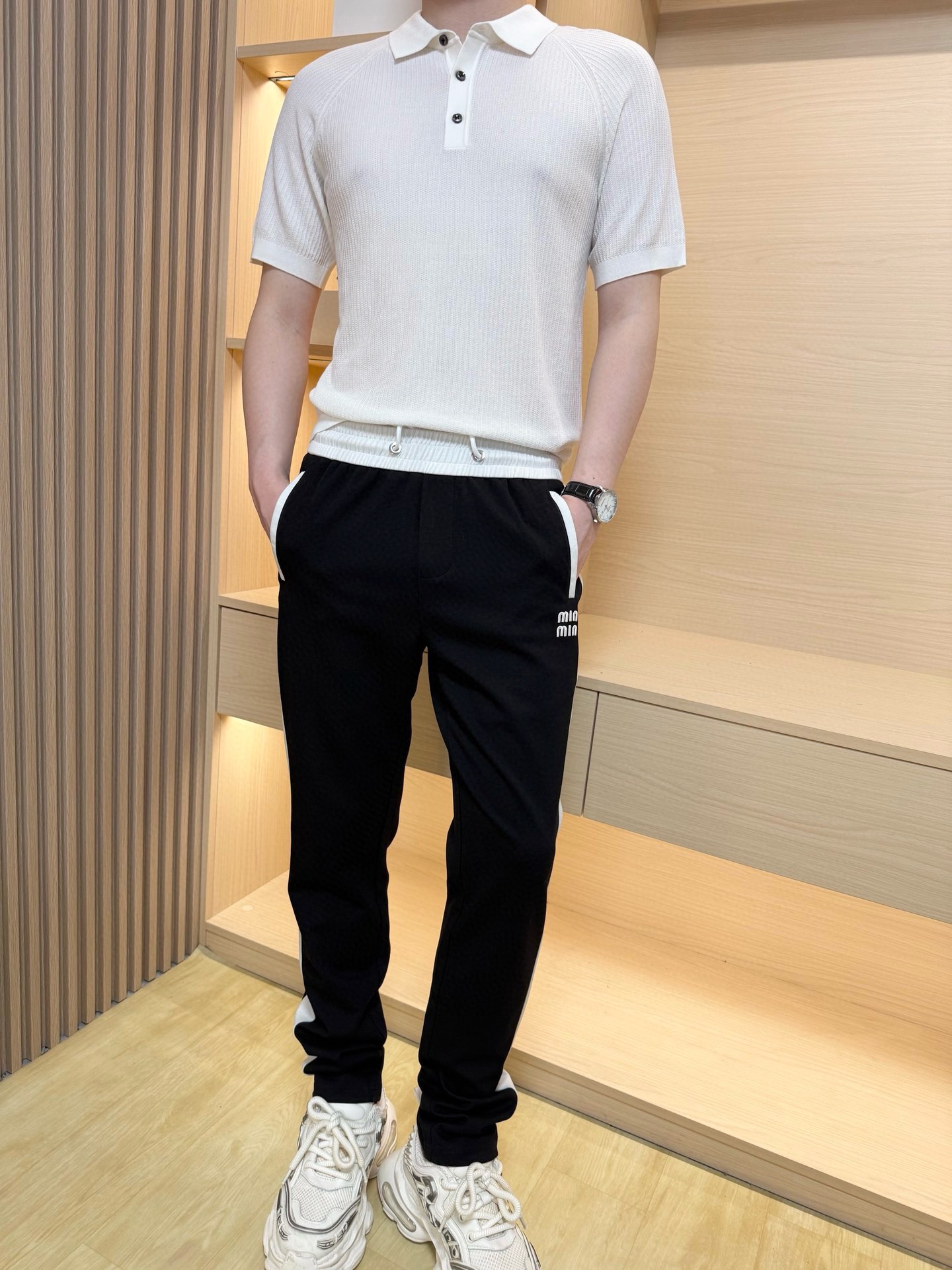 NO:465746,Miumiu-2025 latest hot casual pants shipped, hot-selling items in Europe and the United States!  Selected Italian imported fine cotton fabrics with straight slim fit design, customized hardware and brand logos at pockets to show your taste. You are definitely worthy of having. Number 29-38 (model 180/140 wears 33, with Hong Kong Lane Crawford gift box packaging), miumiu, alexander wang19860909Miumiu-2025最新爆款休闲裤出货 欧美热销单品！精选意大利进口精棉面料搭配直筒修身设计,定制五金和口袋处的品牌标志彰显品味 您绝对值得拥有.码数29-38（模特180/140穿33,配香港连卡佛礼盒包装）,,miumiu,alexander wang,Men's clothing