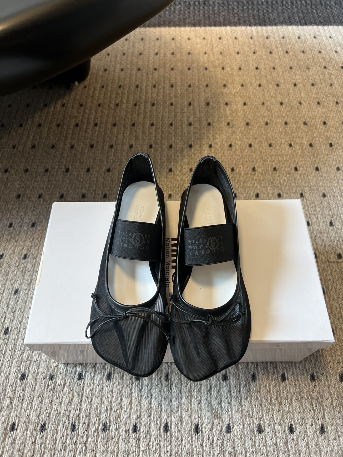 NO:442838,Top version: Maison Margiel* Maison Margiel* MM6 Mesh ballet shoes MM6 Adhering to the pioneering design concept of Maison Margiela, it also takes into account the daily practical wearability, so it is highly sought after by fashionists. Number 6 number mark and white stitching number mark continue the mysterious digital series of Maison Margiela's fashion house and highlights the number of 6 elements. At the same time, the upper edge of the label is fixed to the inside of the work with a line. From the back, it is a white stitching. This white stitching can extend infinitely to both ends, and also represents the infinite possibilities of MMG's works. Mesh upper inner sheepskin, outsole imported genuine leather from Italy size35-40 (40 customization, no return and exchange), ballet shoes, masion margiela,masion margiela,sheepskin19860909顶级版本:Maison Margiel* 马吉拉MM6 网纱芭蕾鞋 MM6 秉承Maison Margiela的先锋设计理念解构主义思想,也更多兼顾了日常的实穿性,从而备受潮流人士追捧 ⑥号数字标和白色缝线⑥号数字标,延续了马吉拉时装屋神秘的数字系列,并突出了6号的数宇元素,同时标签的上部边缘用一条线固定在作品的内部,从后面看就是一条白色缝线,这条白色缝线 可以向两端无限延伸,也代表着MMG的作品的无限可能性 鞋面网面 内里羊皮 大底意大利进口真皮 size35-40（40定制不退换）,芭蕾舞鞋,masion margiela,masion margiela,sheepskin,Women's Shoes