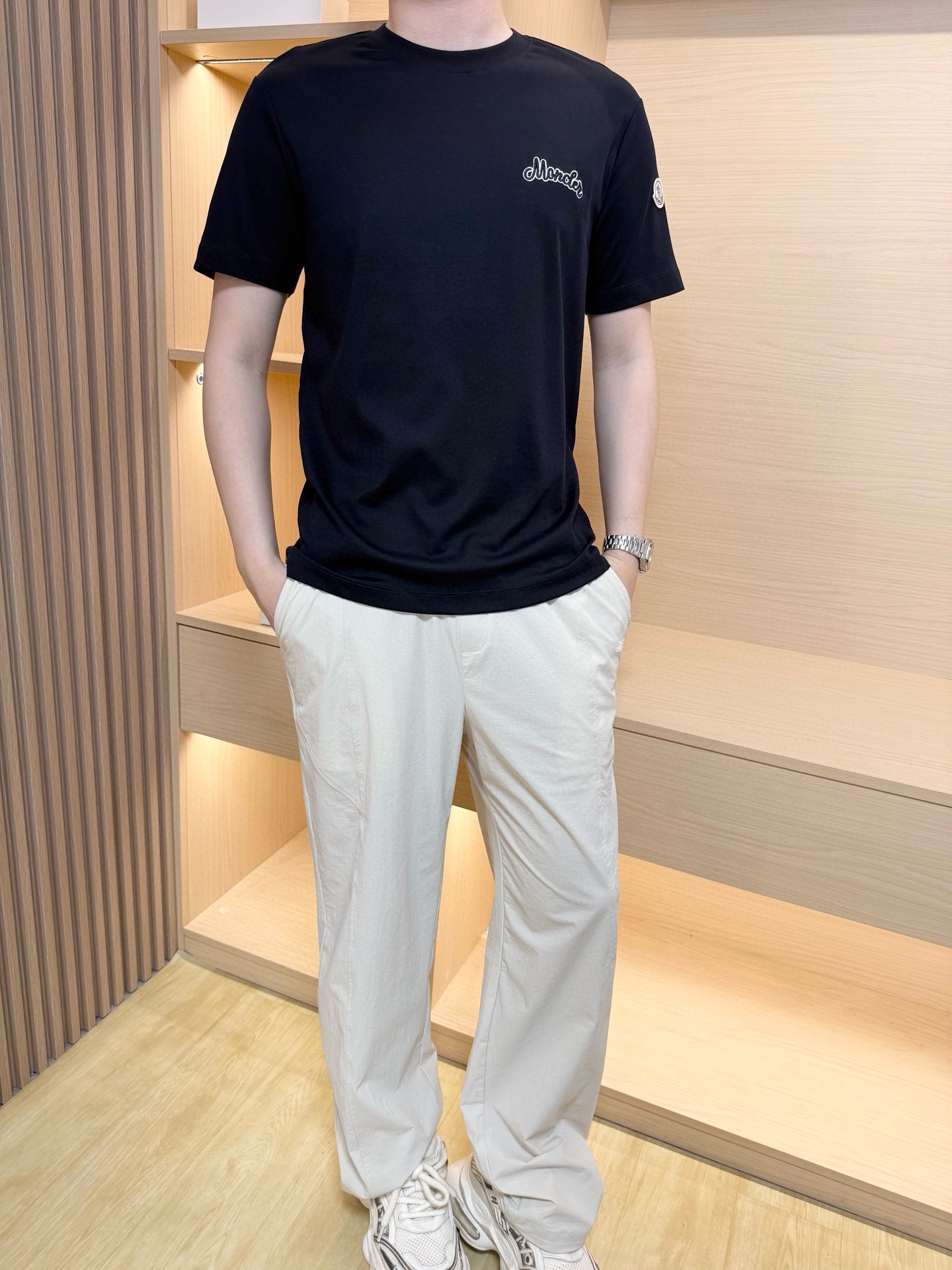 NO:465774,The latest hot T-shirts in 2025 are shipped, and the most popular European and American products!  Selected Italian imported mercerized cotton fabrics with the latest designs, the unique brand logo on the chest highlights the fashion, and the upper body effect can be seen. The number of codes is 48-56 (model 180/140 wears 50, with Hong Kong Lane Crawford gift box packaging), Moncler,tees, t-shirt,alexander wang19860909蒙口-2025最新爆款t恤出货 欧美热销单品！精选意大利进口丝光棉面料搭配最新的设计,胸前的独特品牌logo彰显时尚 上身效果看得见.码数48-56（模特180/140穿50,配香港连卡佛礼盒包装）,,Moncler,tees，t-shirt,alexander wang,Men's clothing