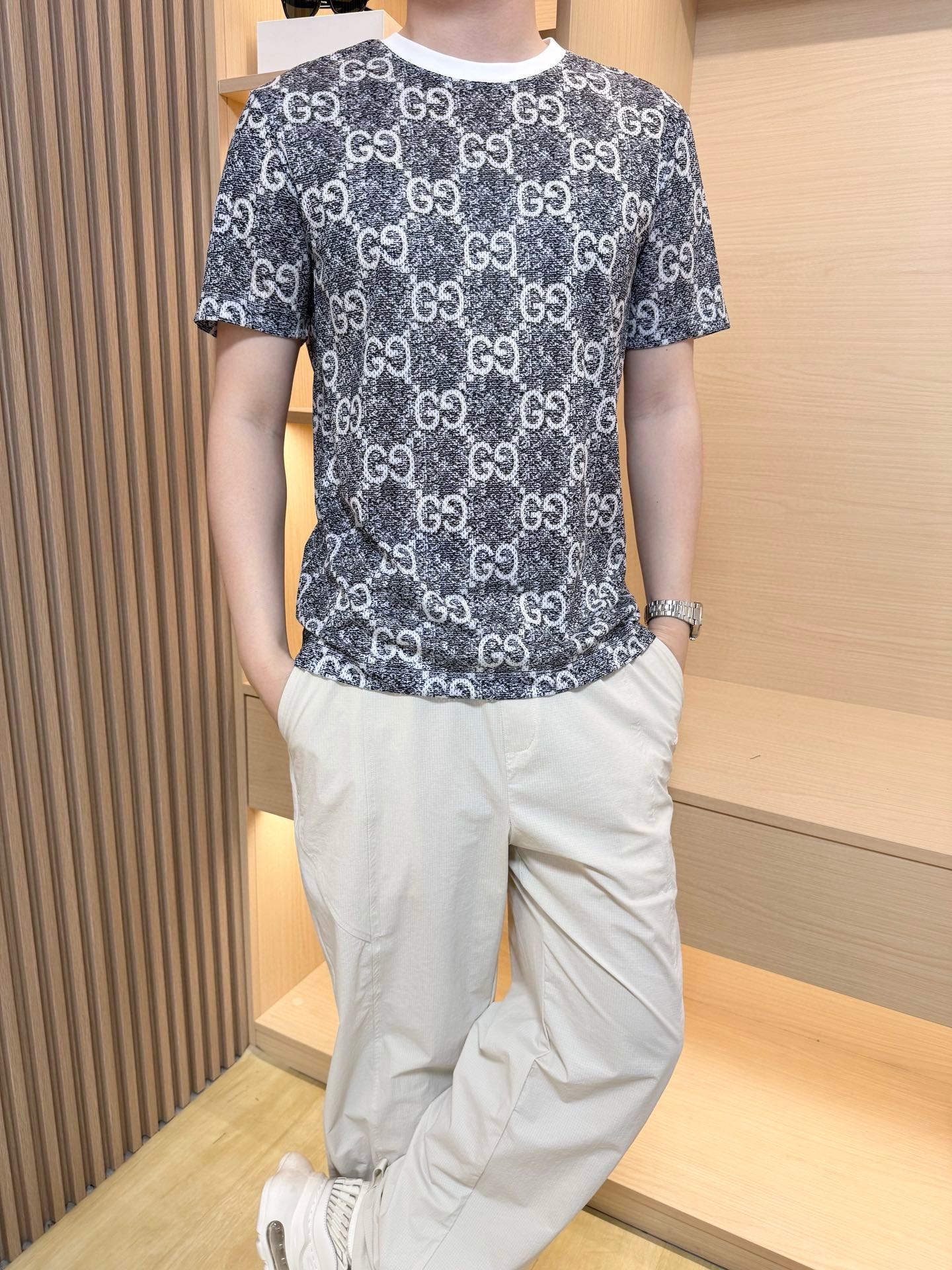 NO:465726,Guqi-2025 latest hot T-shirt shipment, hot-selling items in Europe and the United States!  Selected Italian imported mercerized cotton fabrics with the latest designs, the unique brand logo of the whole body shows fashion, and the upper body effect can be seen. The number of codes is 48-56 (model 180/140 wears 50, with Hong Kong Lane Crawford gift box packaging), tees, t-shirt, alexander wang19860909古琦-2025最新爆款t恤出货 欧美热销单品！精选意大利进口丝光棉面料搭配最新的设计,通体的独特品牌logo彰显时尚 上身效果看得见.码数48-56（模特180/140穿50,配香港连卡佛礼盒包装）,,tees，t-shirt,alexander wang,Men's clothing