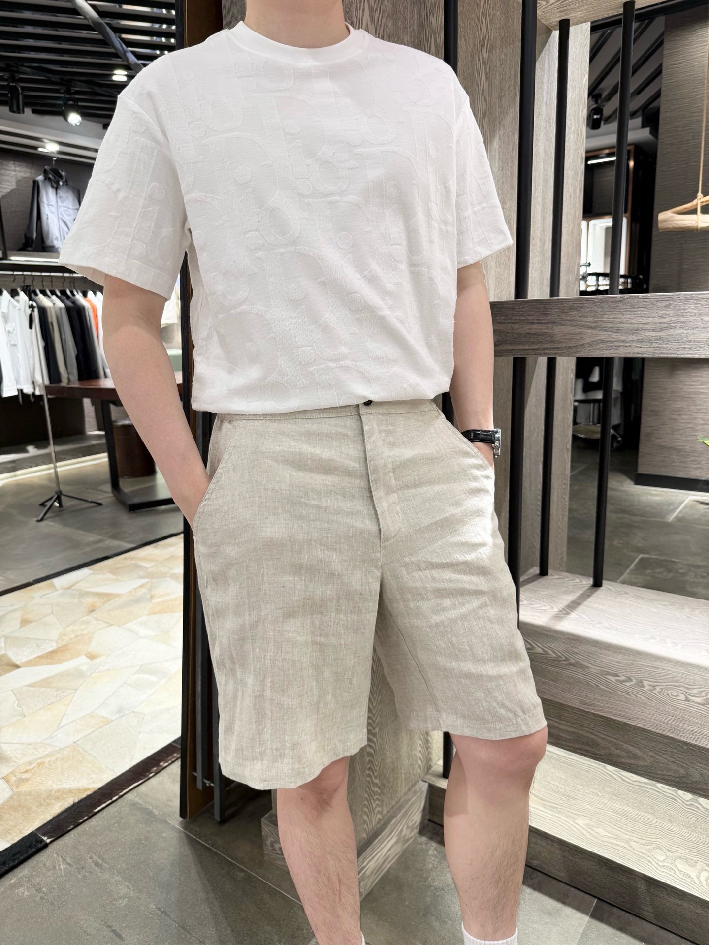 NO:465747,LP-2025 summer new linen shorts, refreshing and numb colors show high-end texture. The loose style is matched with exquisite details, and each part reveals ingenuity. The linen fabric is breathable and comfortable, and can be easily controlled whether it is walking on the street or having a casual party, creating a casual and fashionable summer look for you. Size M-XXXL (model 180/140 wears L, with Hong Kong Lane Crawford gift box packaging), loro piano, shorts, alexander wang19860909LP-2025夏季新款亚麻短裤,清爽麻色尽显高级质感.宽松版型搭配精致细节,每一处都透露着匠心.亚麻面料透气又舒适,无论是漫步街头还是休闲聚会,都能轻松驾驭,为你打造随性又时髦的夏日造型.码数M-XXXL(模特180/140穿L,配香港连卡佛礼盒包装),,loro piana,shorts,alexander wang,Men's clothing