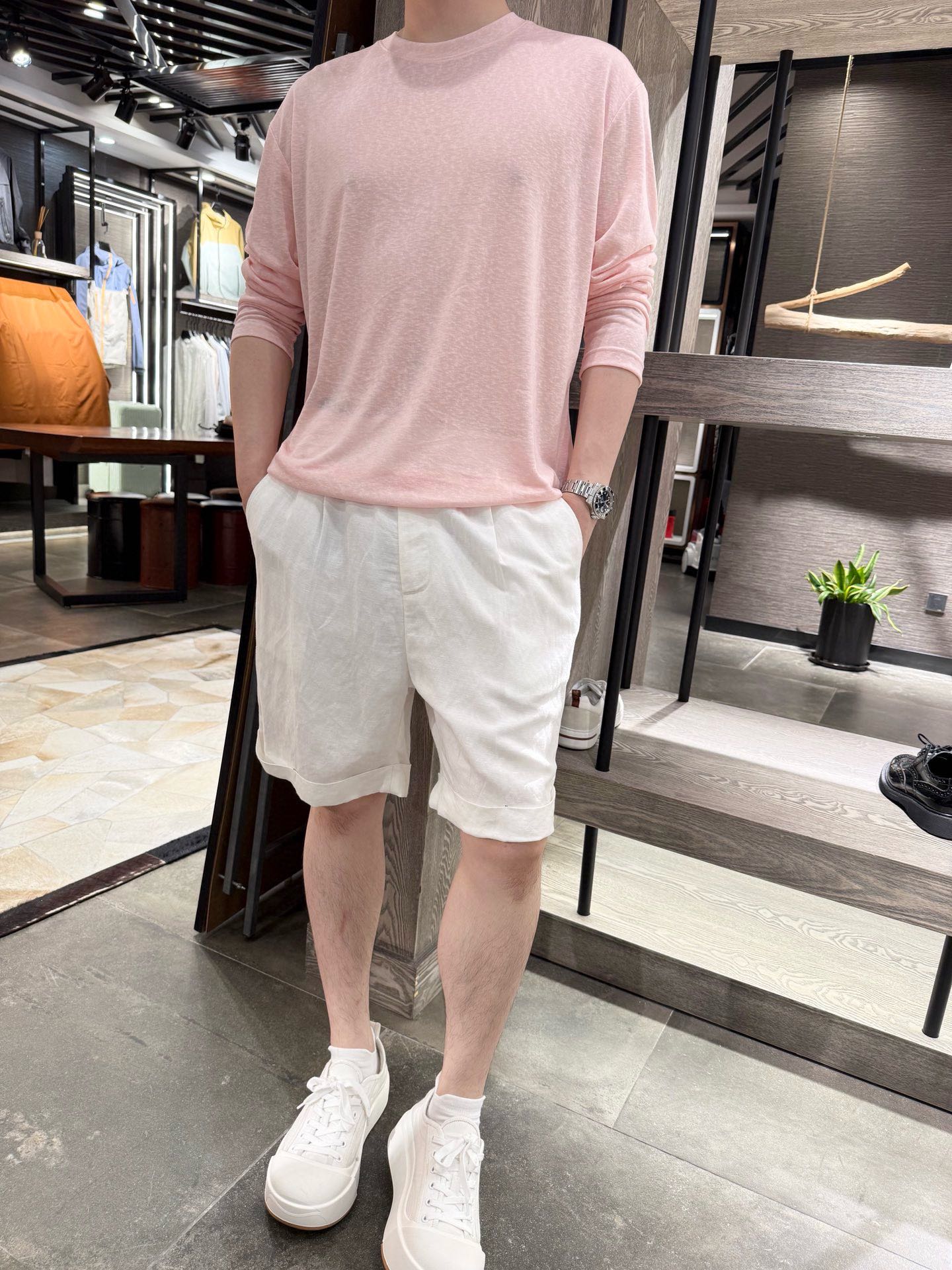 NO:465755,LP-ice-sensing tiny long-sleeved T-shirt, a must-have for sun protection in summer, old-fashioned style, simple and high-end, loose and casual in style, with versatile attributes!  There are square decorative leather cards on the back to make the clothes more textured!  The hem drawstring design adds casual sports and makes the upper body more lazy!  The fabric is made of 38.6 cotton, 26.3 polyester fiber, and 35.1 Lycer. Its characteristics are introduced. Comfortable cotton fibers have good skin-friendliness, soft and comfortable, and have little irritation to the skin; Lycer fibers feel smooth with moisture and breathability, which can keep the skin dry; polyester fibers have high strength, making clothes less likely to deform, and the combination of the three makes the T-shirts comfortable and have a good style. The wrinkle-resistant and easy-to-maintenance polyester fibers have excellent wrinkle resistance. The addition of Lycer fibers has also improved the wrinkle resistance of the fabric to a certain extent, making this T-shirt not easy to wrinkle and more convenient for daily care. Good textured Lycer fibers have a natural luster, making the T-shirt look more textured, and the rusticity of cotton fibers makes the clothes look more classy in appearance.  Both moisture-absorbing and breathable cotton and Lessel fiber have good hygroscopic properties, which can absorb sweat on the skin surface, and then emit moisture through the gaps in the fabric to keep the body dry and not feel stuffy even in summer. Maintenance advice: Try to choose a gentle mode or hand washing, use gentle detergents, and avoid using products containing bleach. In terms of drying, avoid direct sunlight and dry in a well-ventilated and cool place to avoid affecting the color and performance of the fabric. In terms of ironing, the temperature should not be too high. You can put a wet cloth on the surface of the clothing to avoid direct contact with the fabric and prevent scalding. Size 46-54 (model 180/140 wear 48, equipped with Hong Kong Lane Crawford gift box packaging), loro piano,tees, t-shirt, alexander wang19860909LP-冰感天丝长袖T恤 夏日遮阳防晒必备 老钱风 简约高级,版型宽松休闲,具有百搭属性！后背有方形装饰皮牌,使衣服更具有质感！下摆抽绳设计,增添休闲运动,上身更具慵懒气质！ 面料采用的是38.6棉、26.3聚酯纤维、35.1莱塞尔的材质,其特点介绍 穿着舒适棉纤维具有良好的亲肤性,柔软舒适,对皮肤刺激小；莱塞尔纤维手感顺滑,吸湿透气性佳,能让皮肤保持干爽；聚酯纤维强度高,使衣物不易变形,三者结合让T恤穿着既舒适又有良好的版型. 抗皱易打理聚酯纤维具有出色的抗皱性能,莱塞尔纤维的加入也在一定程度上提升了面料的抗皱能力,使这款T恤不易起皱,日常打理更加方便. 质感良好莱塞尔纤维具有天然的光泽,使T恤看起来更有质感,搭配棉纤维的质朴,让衣物在外观上更显档次. 吸湿透气棉和莱塞尔纤维都有较好的吸湿性,能够吸收皮肤表面的汗液,再通过面料的空隙将湿气散发出去,保持身体干爽,即使在夏天穿着也不会感到闷热. 保养建议 洗涤方面尽量选择轻柔模式或手洗,使用温和的洗涤剂,避免使用含有漂白剂的产品. 晾晒方面避免阳光直射,应在通风良好的阴凉处晾干,以免影响面料的色泽和性能. 熨烫方面熨烫时温度不宜过高,可在衣物表面垫一块湿软布,避免直接接触面料,防止烫伤 尺码46-54（模特180/140穿48,配香港连卡佛礼盒包装）,,loro piana,tees，t-shirt,alexander wang,Men's clothing