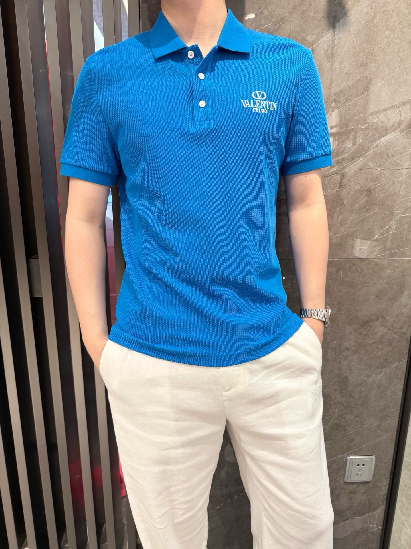 NO:465768,Valentino-2025 latest polo shipments, hot-selling items in Europe and the United States!  Selected Italian imported brand bead floor cotton fabrics, chest brand logo embroidery with the latest design, highlighting fashion!  Number of codes 48-56 (model 180/140 wears 50, with Hong Kong Lane Crawford gift box packaging), valentino, alexander wang19860909华伦天奴-2025最新polo出货 欧美热销单品！精选意大利进口品牌珠地棉面料,胸口品牌标志刺绣搭配最新的设计,彰显时尚 ！码数48-56（模特180/140穿50,配香港连卡佛礼盒包装）,,valentino,alexander wang,Men's clothing