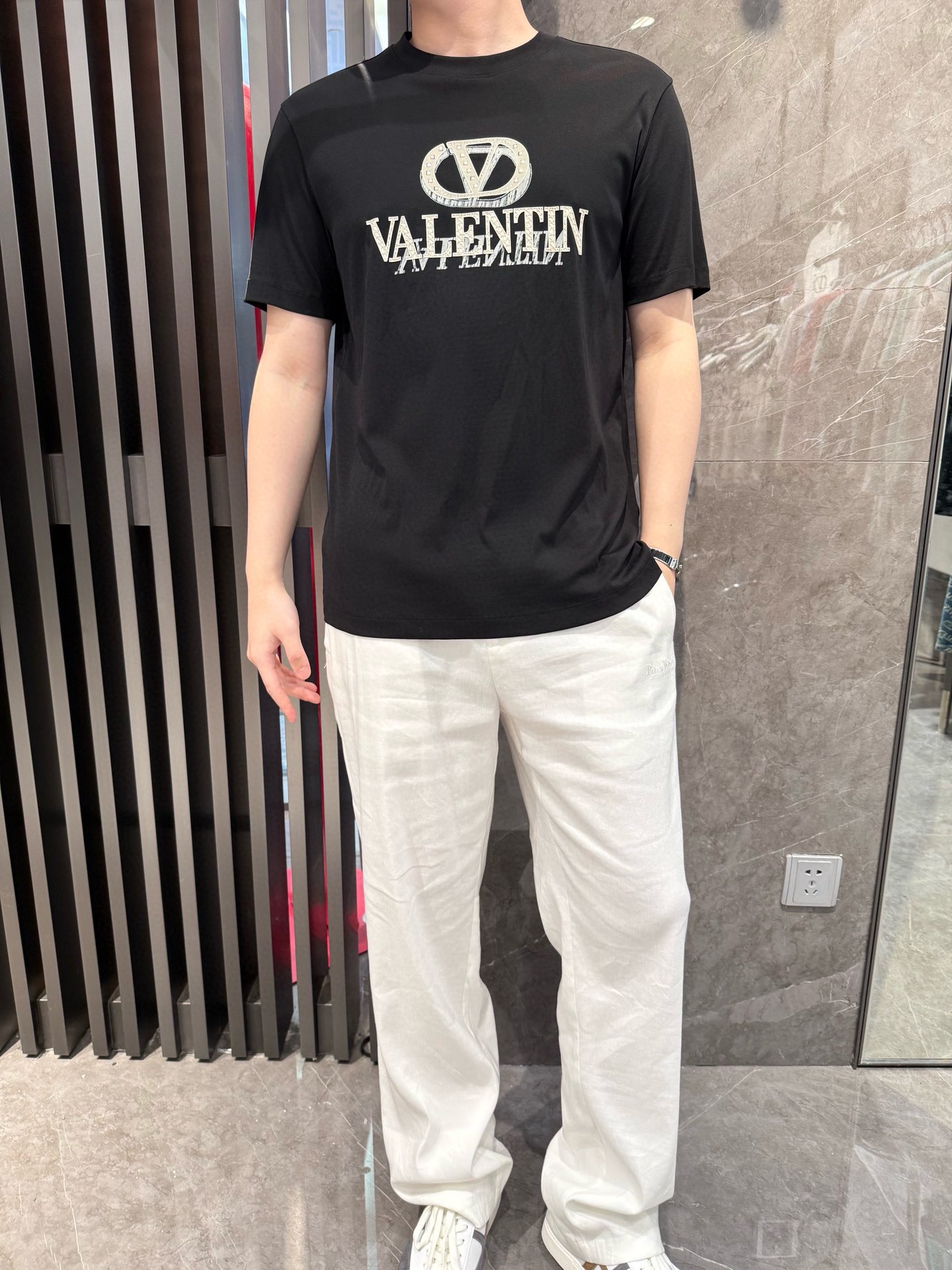 NO:465775,Valentino - the latest T-shirt shipment in 2025, hot-selling items in Europe and the United States!  Selected Italian imported brand European cotton fabrics, the latest brand printing designs, highlighting fashion!  Number of codes 48-56 (model 180/140 wears 50, with Hong Kong Lane Crawford gift box packaging), valentino,tees, t-shirt,alexander wang19860909华伦天奴-2025最新T恤出货 欧美热销单品！精选意大利进口品牌欧货棉面料,最新的品牌印花设计,彰显时尚 ！码数48-56（模特180/140穿50,配香港连卡佛礼盒包装）,,valentino,tees，t-shirt,alexander wang,Men's clothing