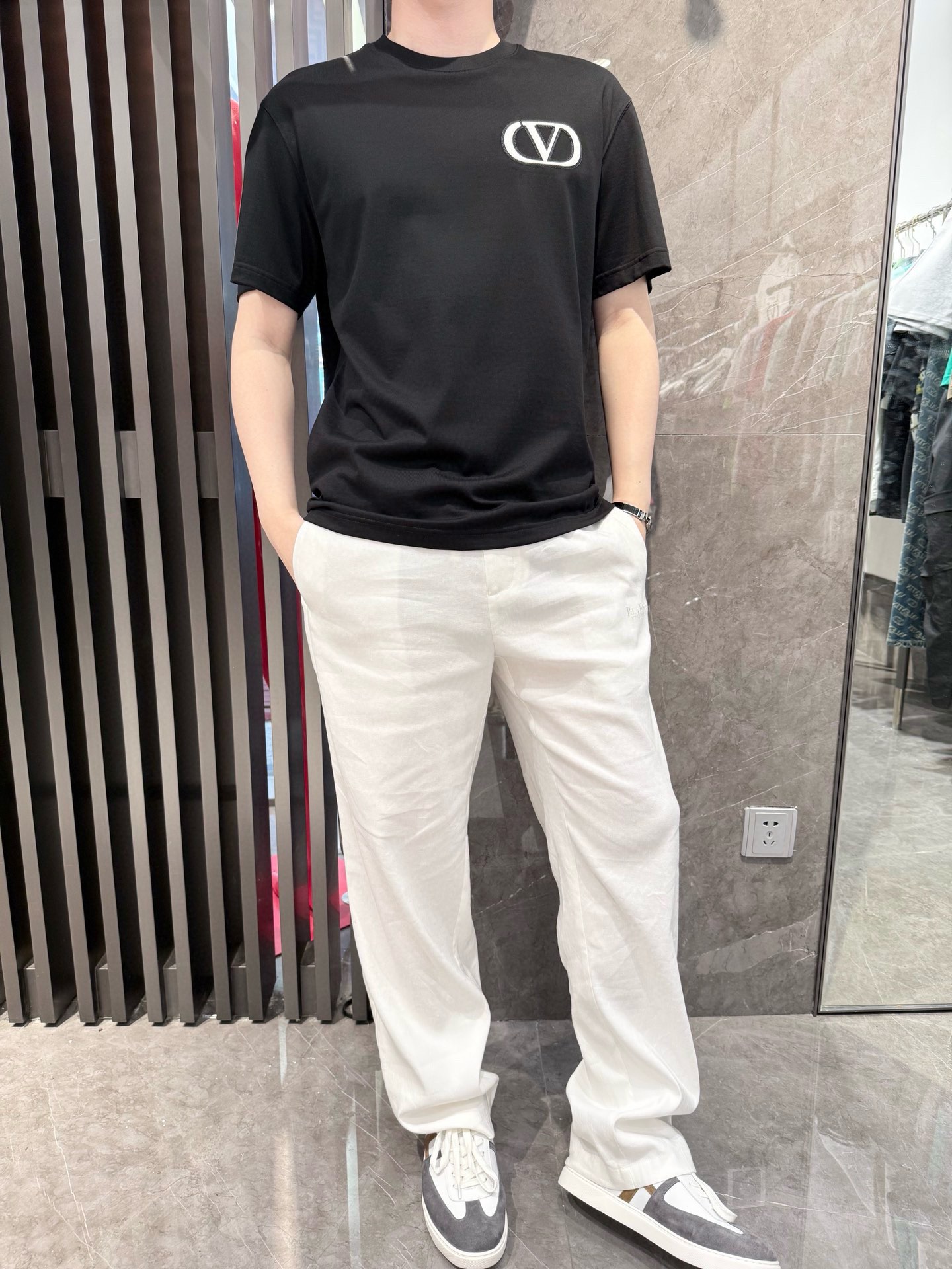 NO:465781,Valentino - the latest T-shirt shipment in 2025, hot-selling items in Europe and the United States!  Select 100% European cotton fabrics from imported Italian brands, the latest brand logo design on the chest, highlighting fashion!  Number of codes 48-56 (model 180/140 wears 50, with Hong Kong Lane Crawford gift box packaging), valentino,tees, t-shirt,alexander wang19860909华伦天奴-2025最新T恤出货 欧美热销单品！精选意大利进口品牌百分百欧货棉面料,胸口最新的品牌标志设计,彰显时尚 ！码数48-56（模特180/140穿50,配香港连卡佛礼盒包装）,,valentino,tees，t-shirt,alexander wang,Men's clothing