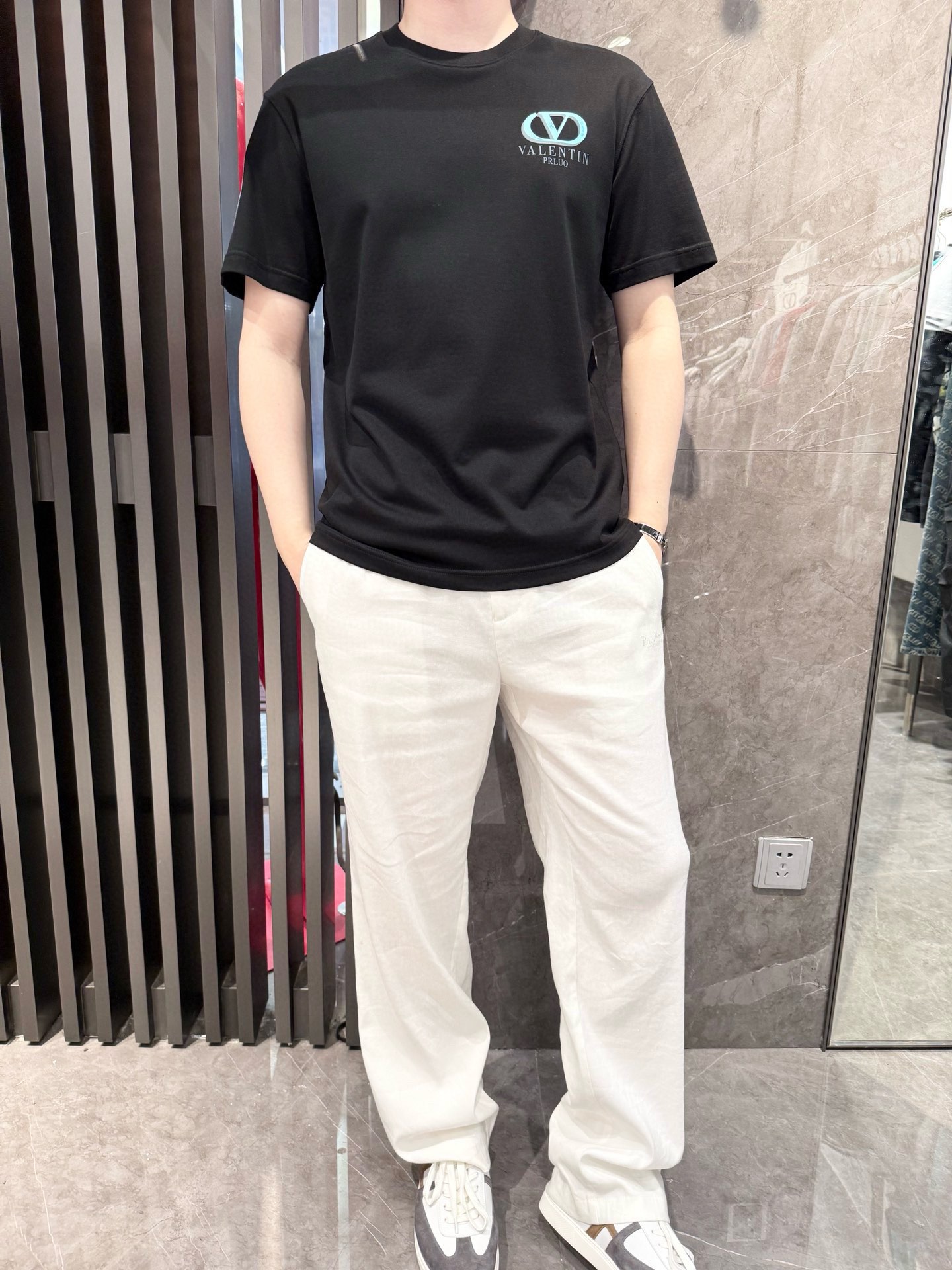 NO:465788,Valentino - the latest T-shirt shipment in 2025, hot-selling items in Europe and the United States!  Select 100% European cotton fabrics from imported Italian brands, the latest brand printing designs, highlighting fashion!  Number of codes 48-56 (model 180/140 wears 50, with Hong Kong Lane Crawford gift box packaging), valentino,tees, t-shirt,alexander wang19860909华伦天奴-2025最新T恤出货 欧美热销单品！精选意大利进口品牌百分百欧货棉面料,最新的品牌印花设计,彰显时尚 ！码数48-56（模特180/140穿50,配香港连卡佛礼盒包装）,,valentino,tees，t-shirt,alexander wang,Men's clothing