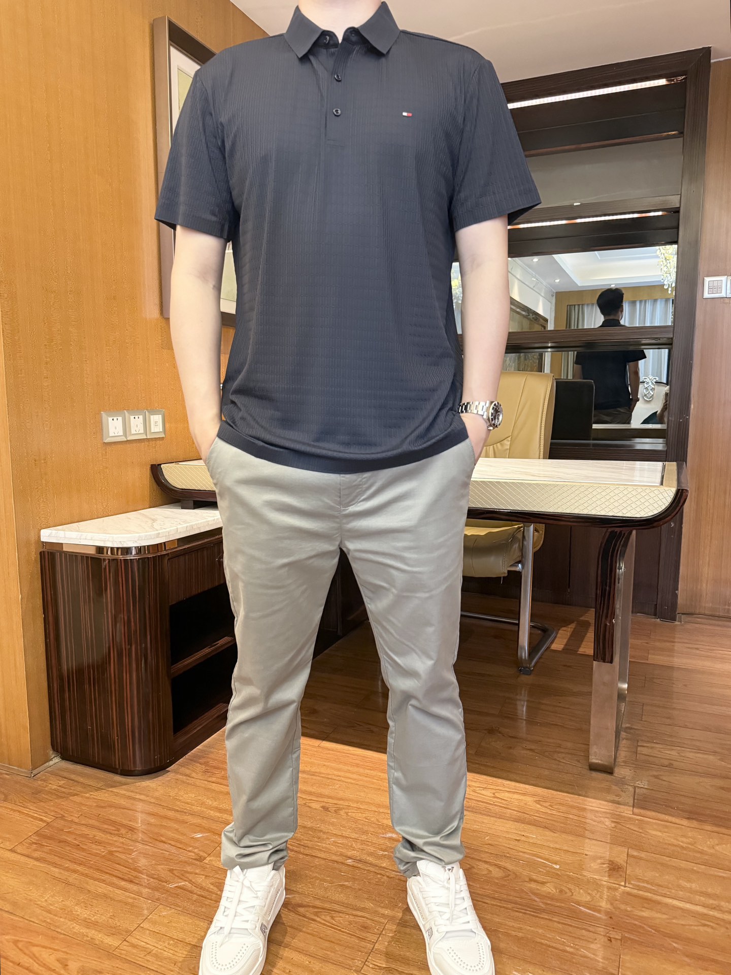 NO:465818,Tommy-2025 counter latest hot-selling Polo, European and American counters, hot-selling items!  Selected Italian imported Tianshi cotton fabric with the latest design, the brand embroidery on the chest shows fashion, and the upper body effect needs no more. The number of codes is 48-56 (model 180/140 wears 50, with Hong Kong Lane Crawford gift box packaging), alexander wang19860909汤米-2025专柜最新爆款Polo出货 欧美专柜热销单品！精选意大利进口天丝棉面料搭配最新的设计,胸前的品牌刺绣相当彰显时尚 上身效果不用多说.码数48-56（模特180/140穿50,配香港连卡佛礼盒包装）,,alexander wang,Men's clothing