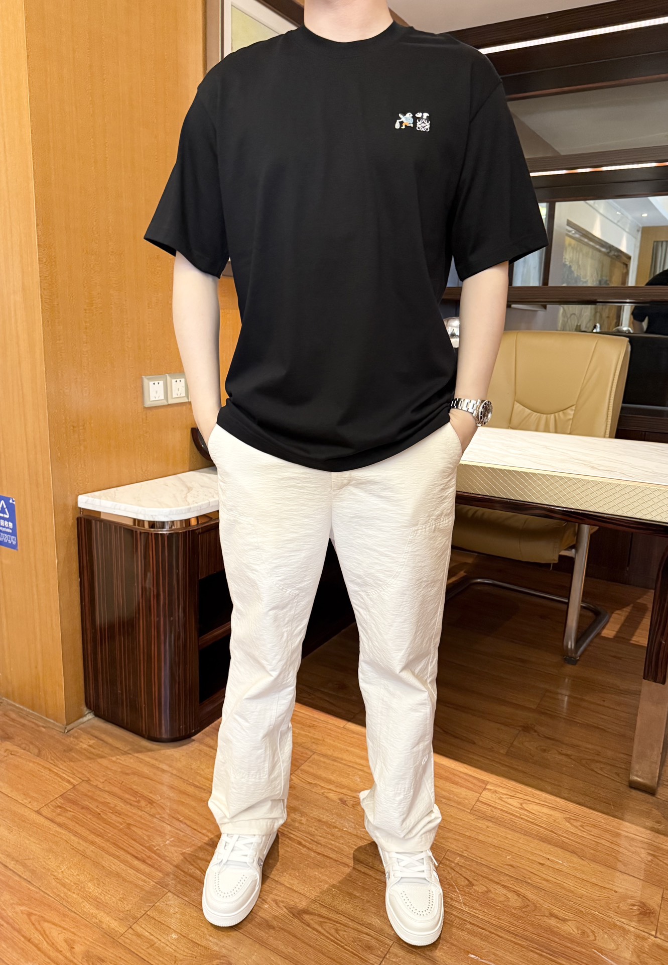 NO:465823,Luo Yiwei - the latest hot T-shirt shipment in 2025, hot-selling items in Europe and the United States!  Selected Italian imported fine cotton fabrics with the latest designs, the unique brand embroidery on the chest highlights the fashion, and the upper body effect can be seen. The number of codes is 48-56 (model 180/140 wears 48, with Hong Kong Lane Crawford gift box packaging), loewe,tees, t-shirt, alexander wang19860909罗意威-2025最新爆款T恤出货 欧美热销单品！精选意大利进口精棉面料搭配最新的设计,胸前的独特品牌刺绣彰显时尚 上身效果看得见.码数48-56（模特180/140穿48,配香港连卡佛礼盒包装）,,loewe,tees，t-shirt,alexander wang,Men's clothing