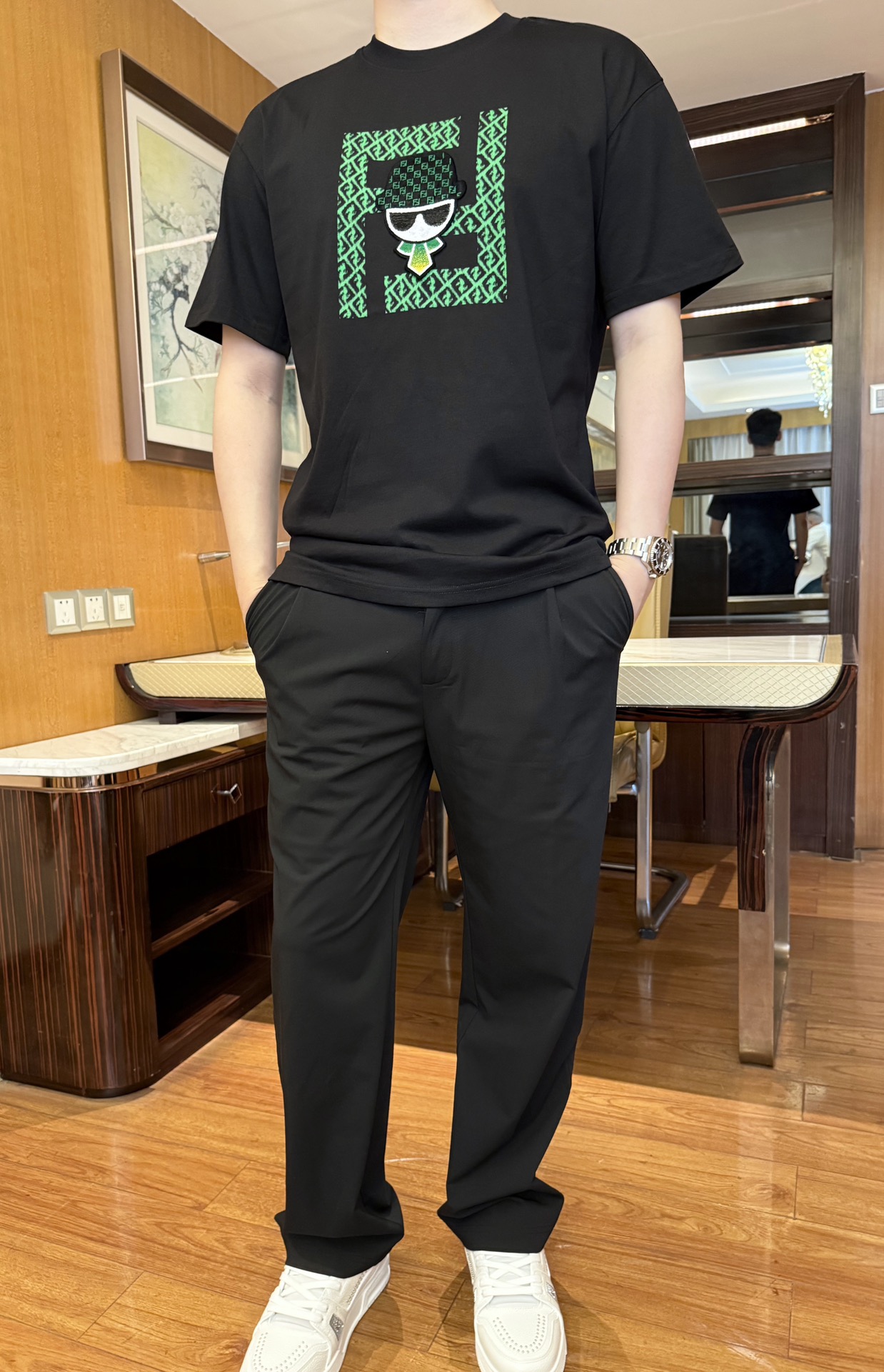 NO:465829,Fendi - 2025 latest hot T-shirt shipment, hot-selling items in Europe and the United States!  Selected Italian imported fine cotton fabrics with the latest design, the unique brand logo on the chest highlights fashion, the upper body effect can be seen. The code number M-XXL (model 180/140 wears M, with Hong Kong Lane Crawford gift box packaging), fendi,tees, t-shirt,alexander wang19860909芬迪-2025最新爆款T恤出货 欧美热销单品！精选意大利进口精棉面料搭配最新的设计,胸前的独特品牌标志彰显时尚 上身效果看得见.码数M-XXL（模特180/140穿M,配香港连卡佛礼盒包装）,,fendi,tees，t-shirt,alexander wang,Men's clothing