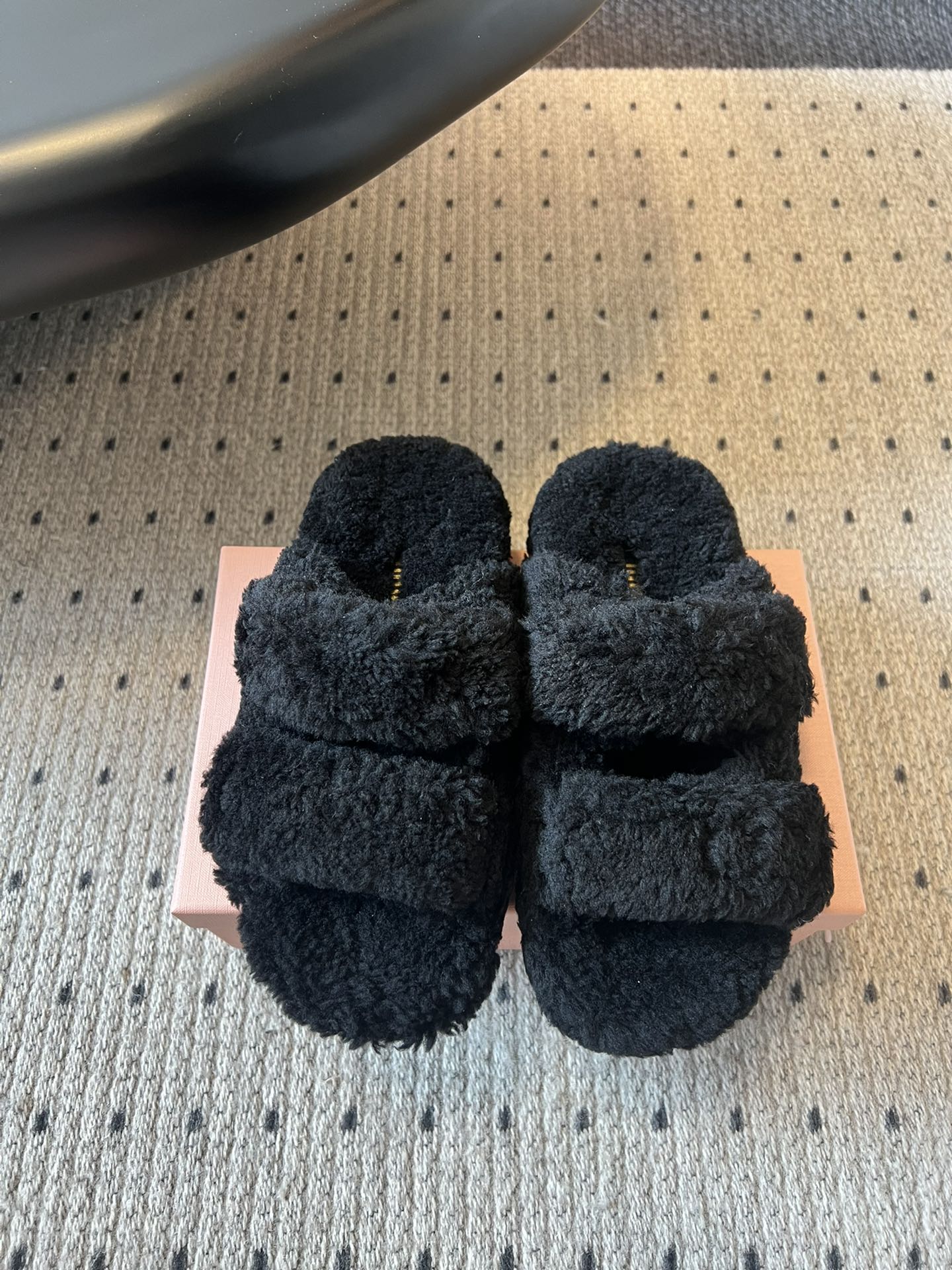 NO:346437,Miu Miu 25ss New autumn and winter products ~ New autumn and winter favorites versatile and fashionable items!  Whether you wear it at home or outside, it is a symbol of taste!  It is even more amazing and the official new style is fashionable and versatile, and it can be salty and sweet at all. It is not polished at all. Whether worn barefoot or paired with socks, it will reduce age and is super invincible and versatile!  Imported Australian real wool feels delicate and soft and silky. Inner wool. Large sole molded non-slip bottom. Size#35-41 (40 41 customized, non-return and exchange),,miumiu,socks19860909Miu Miu 25ss 秋冬新品毛拖～ 秋冬新宠 百搭时髦单品！ 不管居家还是外穿都是品味的象征性！ 秋冬搭配袜子 那更是太绝太绝了官方新款,时髦百搭·即可咸又可甜一点也不磨脚 无论光脚穿还是搭配袜子穿都超级减龄 超级无敌百搭！ 材料进口澳洲真羊毛手感细腻柔软丝滑 内里羊毛 大底成型防滑底 Size#35-41（40 41订做不退换）,,miumiu,socks,Men's shoes