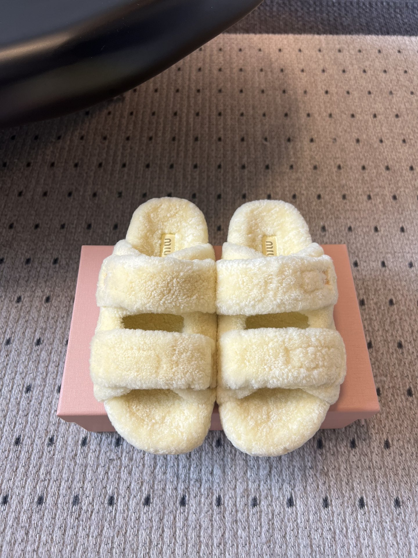 NO:346470,Miu Miu 25ss New autumn and winter products ~ New autumn and winter favorites versatile and fashionable items!  Whether you wear it at home or outside, it is a symbol of taste!  It is even more amazing and the official new style is fashionable and versatile, and it can be salty and sweet at all. It is not polished at all. Whether worn barefoot or paired with socks, it will reduce age and is super invincible and versatile!  Imported Australian real wool feels delicate and soft and silky. Inner wool. Large sole molded non-slip bottom. Size#35-41 (40 41 customized, non-return and exchange),,miumiu,socks19860909Miu Miu 25ss 秋冬新品毛拖～ 秋冬新宠 百搭时髦单品！ 不管居家还是外穿都是品味的象征性！ 秋冬搭配袜子 那更是太绝太绝了官方新款,时髦百搭·即可咸又可甜一点也不磨脚 无论光脚穿还是搭配袜子穿都超级减龄 超级无敌百搭！ 材料进口澳洲真羊毛手感细腻柔软丝滑 内里羊毛 大底成型防滑底 Size#35-41（40 41订做不退换）,,miumiu,socks,Men's shoes