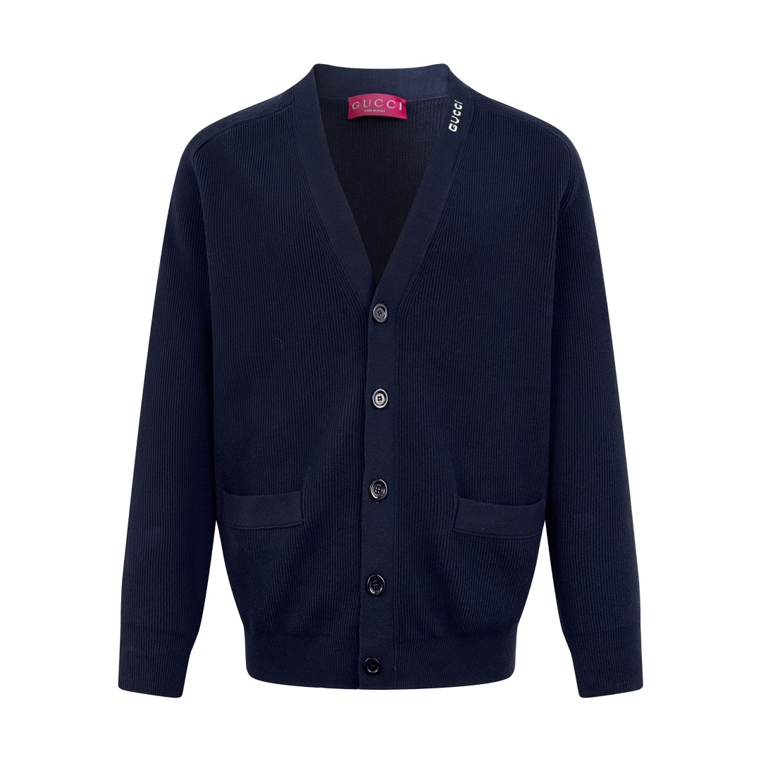 NO:468412,.Gucci inlay knitted cardigans, set-up luxury silk cotton elegant knitted material, full texture, comfortable skin, with navy blue as the background, deep and elegant, simple and elegant, smooth and natural lines, V-neck design elegantly shows the neck line, adding a sense of sexiness and intelligence Gucci inlay is attached to the sweater in art form, as if given a soul, cardigan button sorting guides the flow of sight, casual and lazy atmosphere, paints a fashionable outfit scroll Craft 1 Inlay jacquard weaving method by interweaving different colors of yarns on the fabric Fine knitted not only ensures the clarity of the pattern, but also greatly enhances the durability of the fabric Craft 2: Sewing machine as needles, edge-closing jacquard effect Prominent patterns formed on the fabric through a specific weaving process Add visual effect Neat and orderly  Craft 3: Washing water plus soft smell removal technology for laundry washing and deodorization through professional washing equipment and specific detergents Deeply clean and deodorize clothing Improve the feel and appearance of clothing Customized accessories 1:1 Gucci Button Customized 1:1 Gucci Trademark Size Loose style S M L XL Exclusively available, gucci,sweaters,alexander wang19860909.Gucci嵌花针织开衫 定织奢品丝棉雅致针织料 质感十足 舒适贴肤 以藏蓝色为底色 深沉而优雅 简洁大方 线条流畅自然 V领的设计优雅地展现出颈部线条 增添了一份性感与知性 Gucci嵌花以艺术形式附着于毛衣之上 宛如被赋予了灵魂 开衫纽扣排序引导着视线的流动 随性懒惰的氛围 绘就时尚穿搭画卷 工艺1嵌花提花织法 通过交织不同颜色的纱线 在织物上形成Gucci图案和纹理 精细编织不仅确保了图案的清晰度 还大大增强了织物的耐用性 工艺2: 缝盘机作收针 收边明花提花效果 通过特定的编织工艺在织物上形成的突出花纹 增添视觉效果 整洁有序 工艺3: 成衣洗水加软去味工艺 通过专业的洗涤设备和特定的洗涤剂 对衣物进行深度清洁和去味处理 改善衣物的手感和外观 辅料定制1:1 Gucci 钮扣  定制1:1 Gucci 商标 版型 宽松版型 尺码 S M L XL 独家专供,,gucci,sweaters,alexander wang,Men's clothing