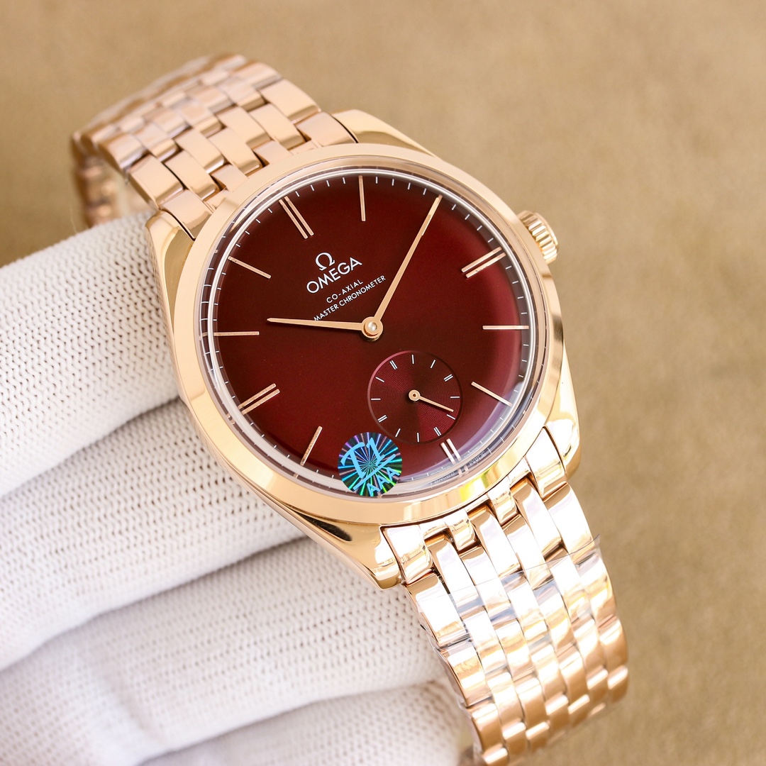 NO:339289,Platinum Rose. Diamond launched the OMEGA OMEGA Disc Flying Mingdian Small Three-needle Series Manual Machinery Watch. The Master Chronometer is 40mm in diameter. It took 14 months to buy the original mold opening. The overall case is made of original stainless steel and synchronizes the original polishing technology. The sapphire pot cover mirror is more classy. The arched dial has been processed with dark blue PVD, presenting the polishing effect of sun rays, and can be used with the original. In particular, the buckle logo is carved one by one by one by the fine engraving machine, which is full of three-dimensionality, and it is truly perfect. The only original mold opening belt in the market, the buckle logo is also exquisitely carved. It is equipped with the 2824-modified black balance wheel synchronized Omega 8926 Master Chronometer movement. Through the wear-resistant sapphire glass back, the operation of the movement is clearly visible. Welcome to watch friends to appreciate it.,,omega19860909白金玫.钻 重磅推出OMEGA 欧米茄碟飞名典小三针系列手动机械 腕表 至臻天文台表径 40毫米,购入原版开模,历时14个月,整体表壳采用原装精钢材质打造,同步原装打磨技术.采用蓝宝石锅盖镜面更显档次 拱形表盘经过深蓝色PVD处理,呈现出太阳射线的打磨效果, 均可跟原装通用,尤其扣面标志是精雕机一个个雕刻出来,立体感十足,真正做到了完美. 市场唯一原装开模皮带 表扣.标志同样是精雕出来的. 内部搭载2824改黑摆轮同步欧米茄8926至臻天文台机芯,透过耐磨损蓝宝石玻璃表背,机芯的运转美态清晰可见.欢迎广大表友品鉴.,,omega,Watch