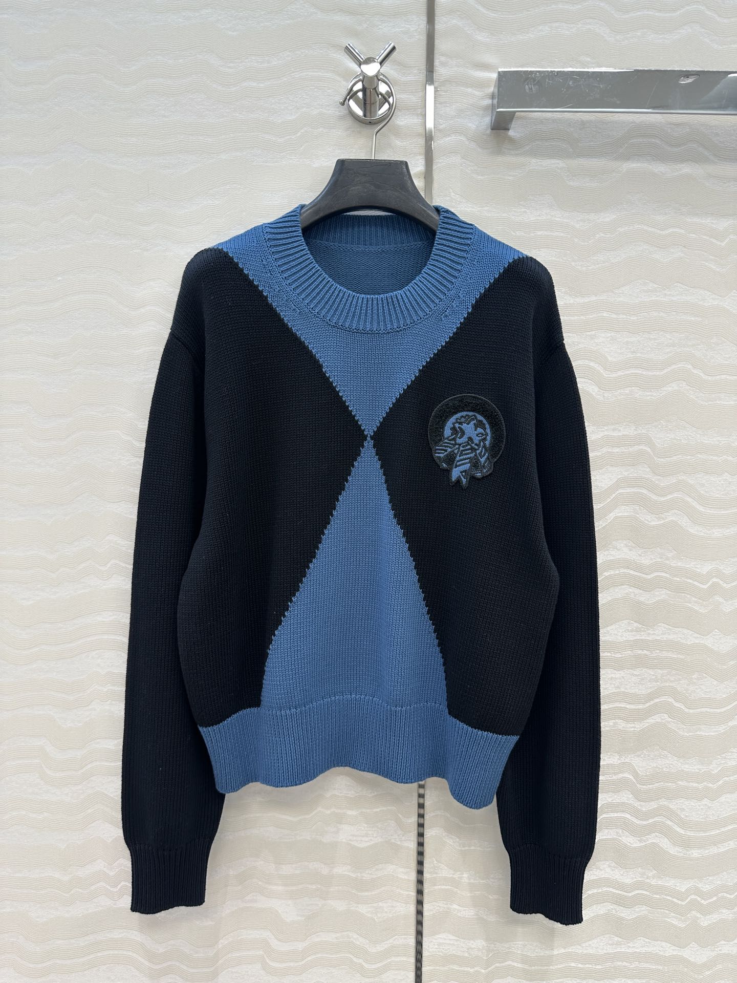 独家首发❤️原单品质，H高智感穿搭，秋冬新品双织工艺配色毛衣！立体刺绣徽章logo提花织纹工艺奢华帅气！