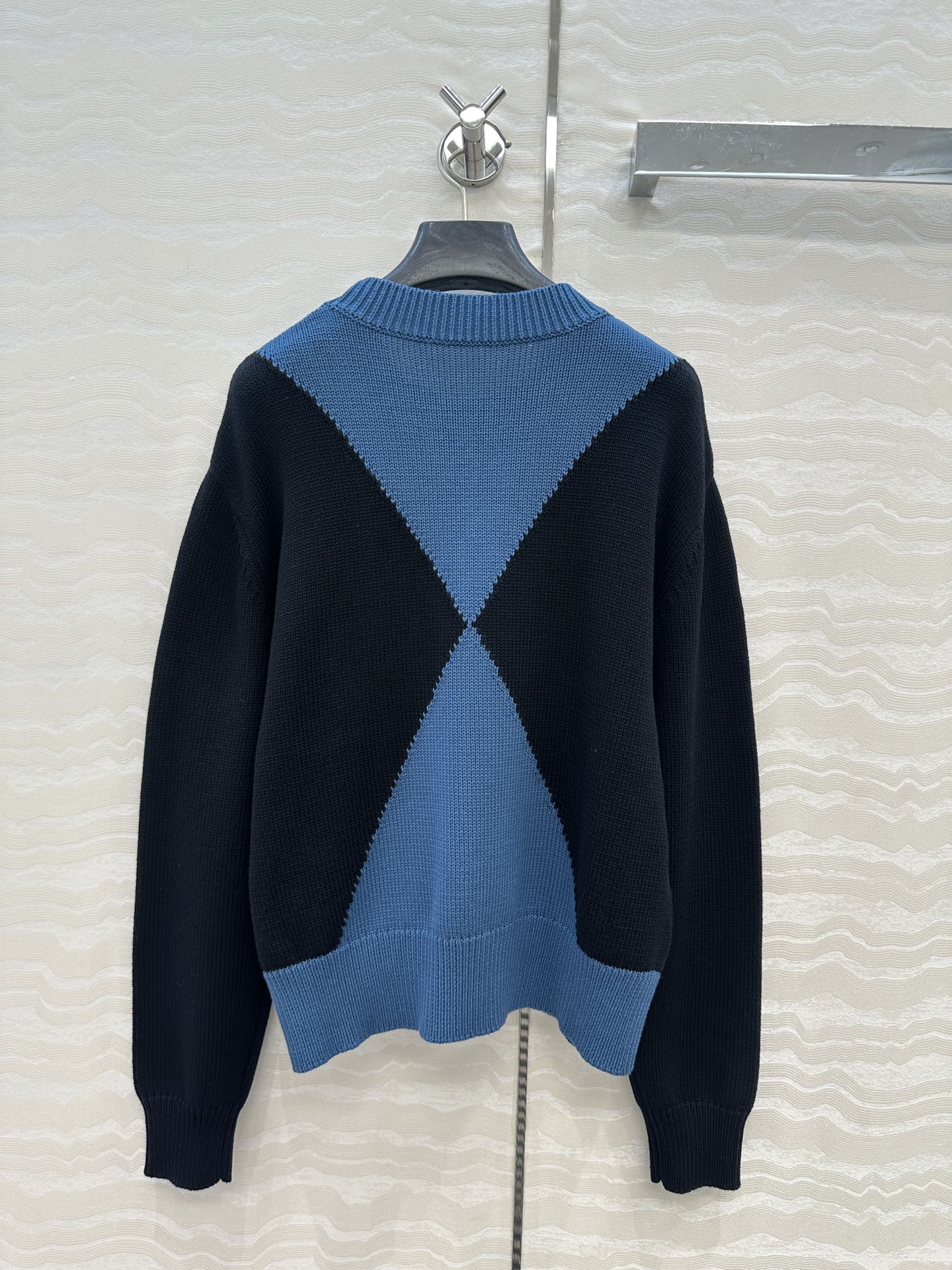 独家首发❤️原单品质，H高智感穿搭，秋冬新品双织工艺配色毛衣！立体刺绣徽章logo提花织纹工艺奢华帅气！