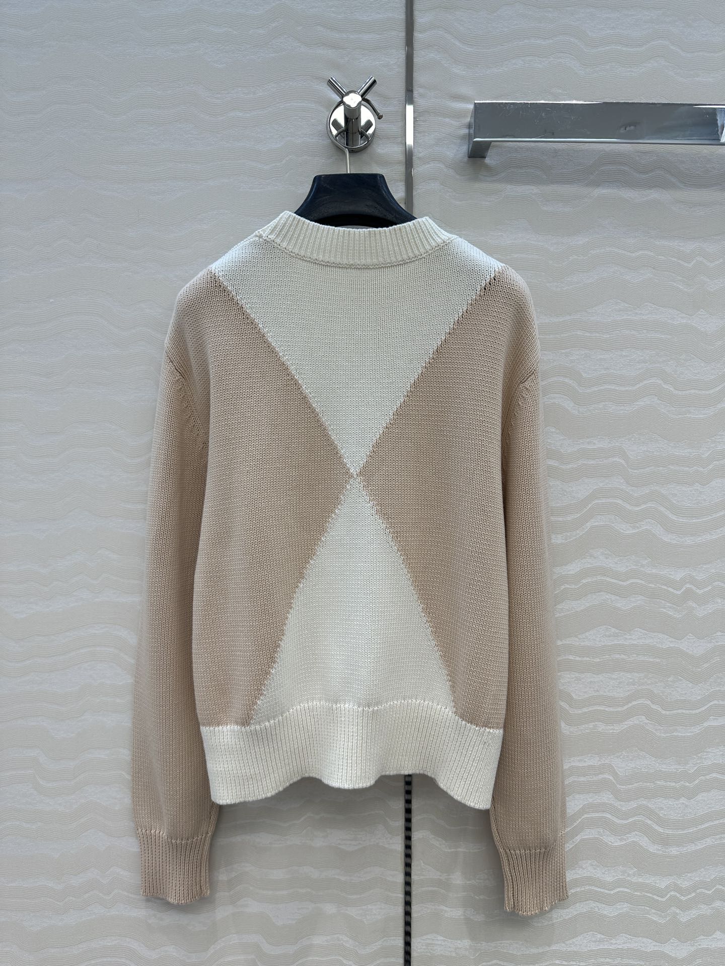 独家首发❤️原单品质，H高智感穿搭，秋冬新品双织工艺配色毛衣！立体刺绣徽章logo提花织纹工艺奢华帅气！