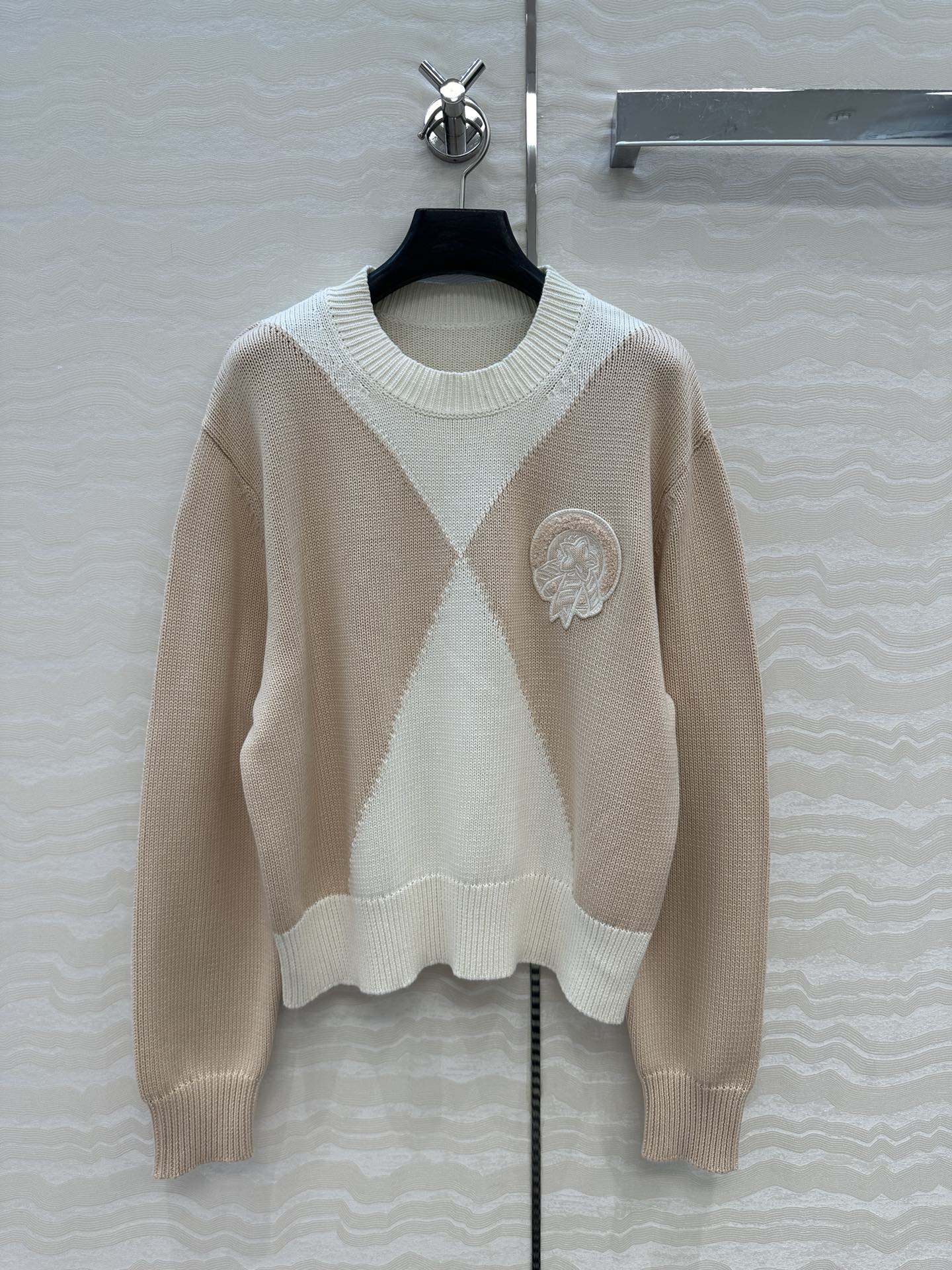 独家首发❤️原单品质，H高智感穿搭，秋冬新品双织工艺配色毛衣！立体刺绣徽章logo提花织纹工艺奢华帅气！