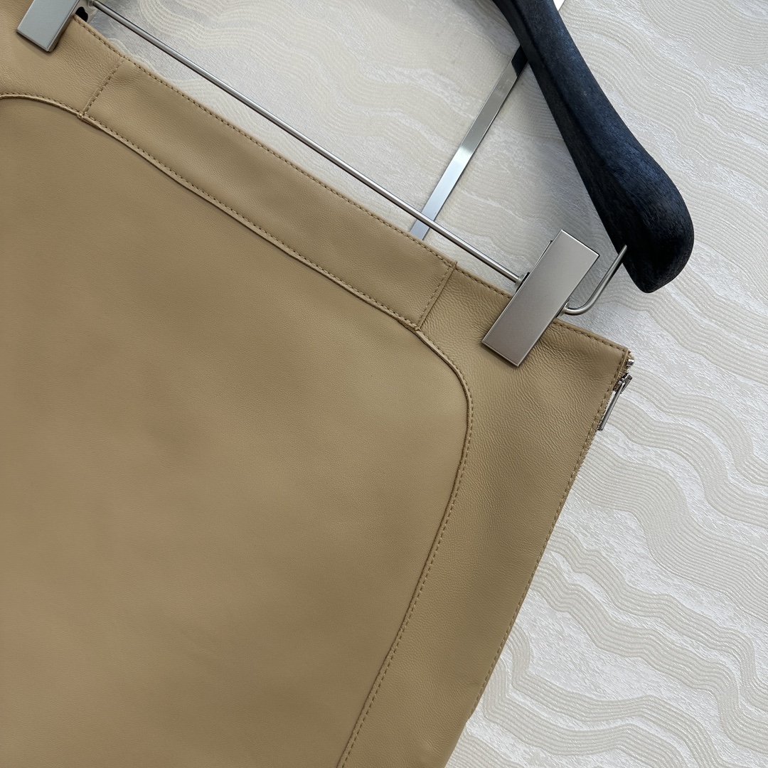 独家首发！高端原单❤️品质控衣橱必入！H顶级小羊皮半裙！顶级皮质超级细腻！极简主义立体弧形剪裁。手工油边