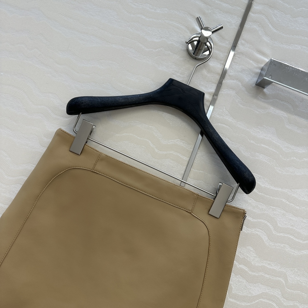 独家首发！高端原单❤️品质控衣橱必入！H顶级小羊皮半裙！顶级皮质超级细腻！极简主义立体弧形剪裁。手工油边