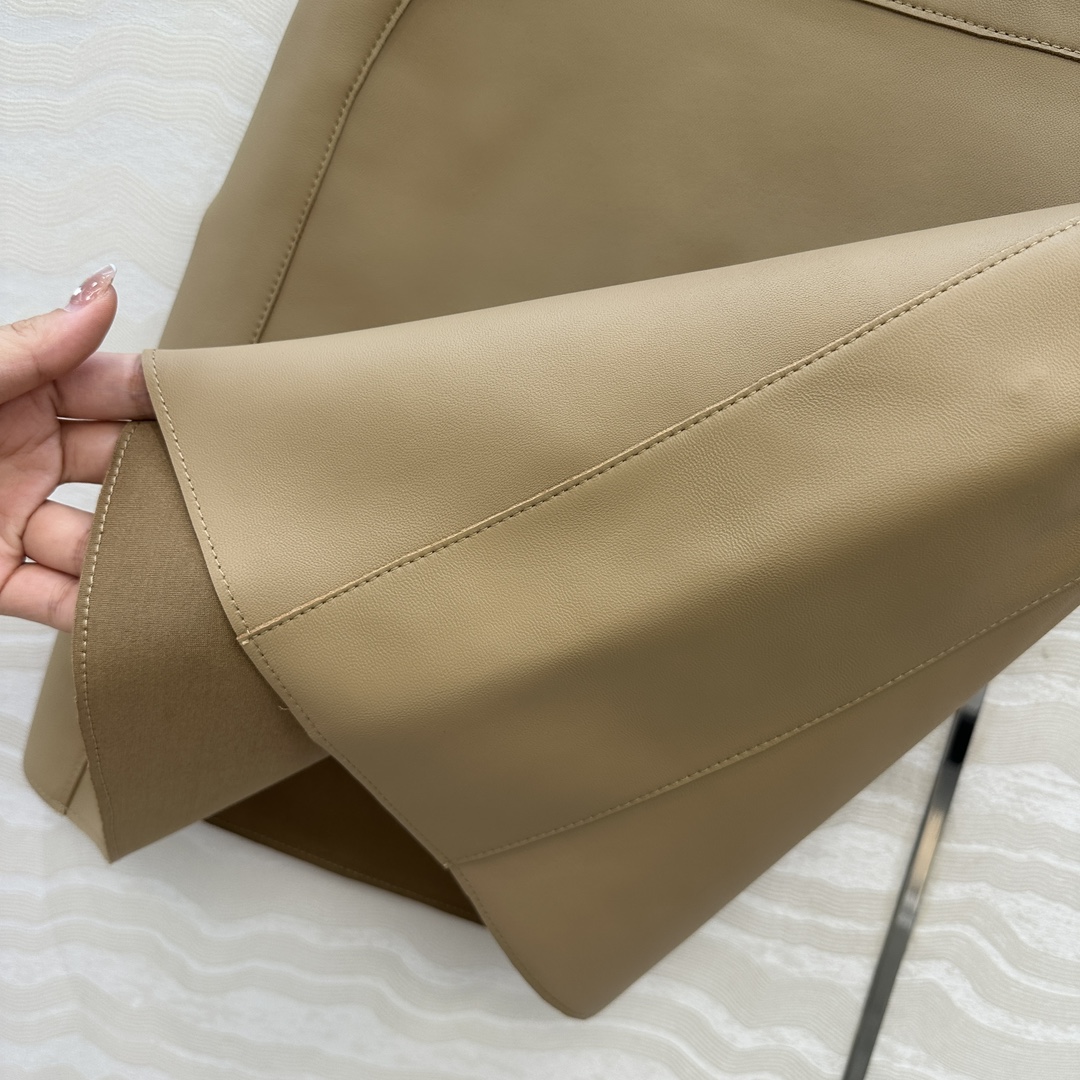 独家首发！高端原单❤️品质控衣橱必入！H顶级小羊皮半裙！顶级皮质超级细腻！极简主义立体弧形剪裁。手工油边