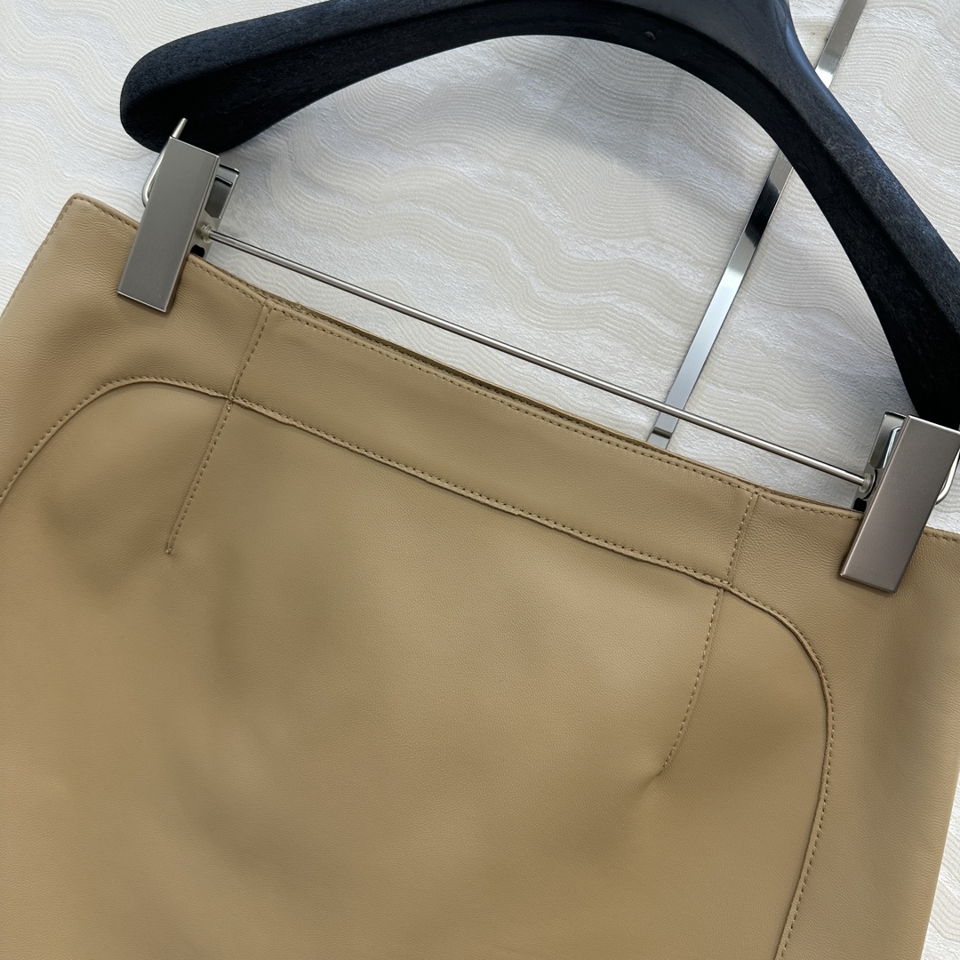 独家首发！高端原单❤️品质控衣橱必入！H顶级小羊皮半裙！顶级皮质超级细腻！极简主义立体弧形剪裁。手工油边