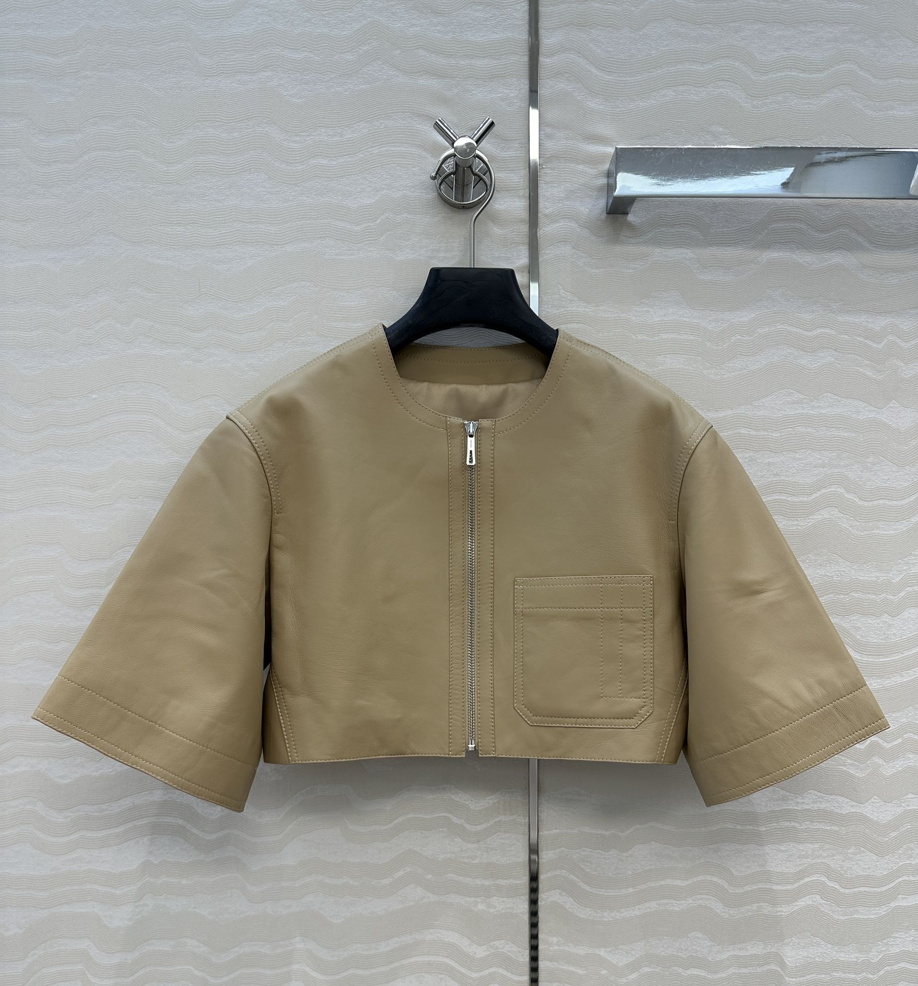 独家首发！高端原单❤️品质控衣橱必入！H顶级小羊皮，摩登复古短袖夹克小外套！顶级皮质超级细腻！极简主义立