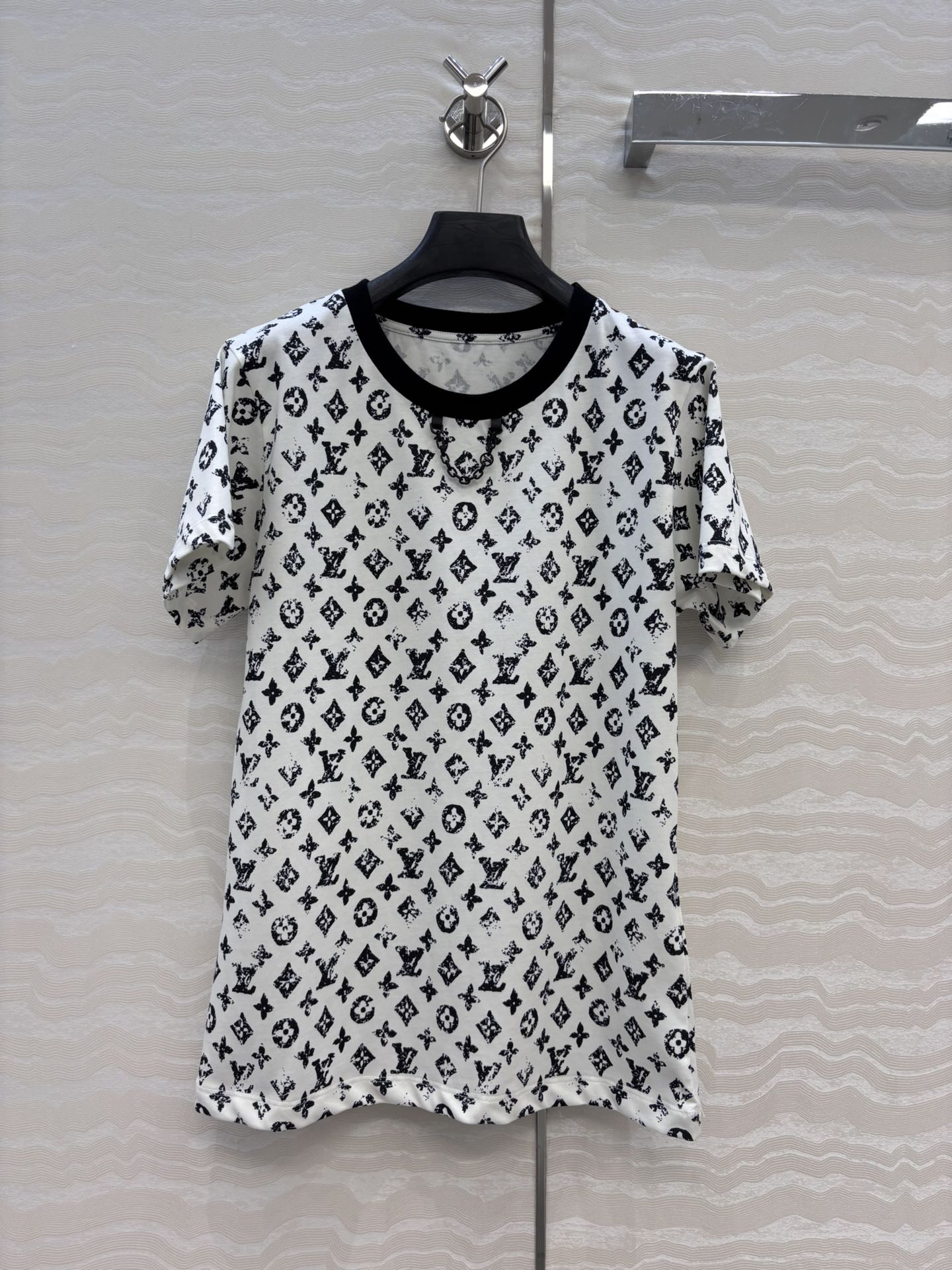 Fashionable Women’s Suit: P437 One-Size-Fits-All with MONOGRAM Stamp T-shirt – Classic, Cozy, Recommended!