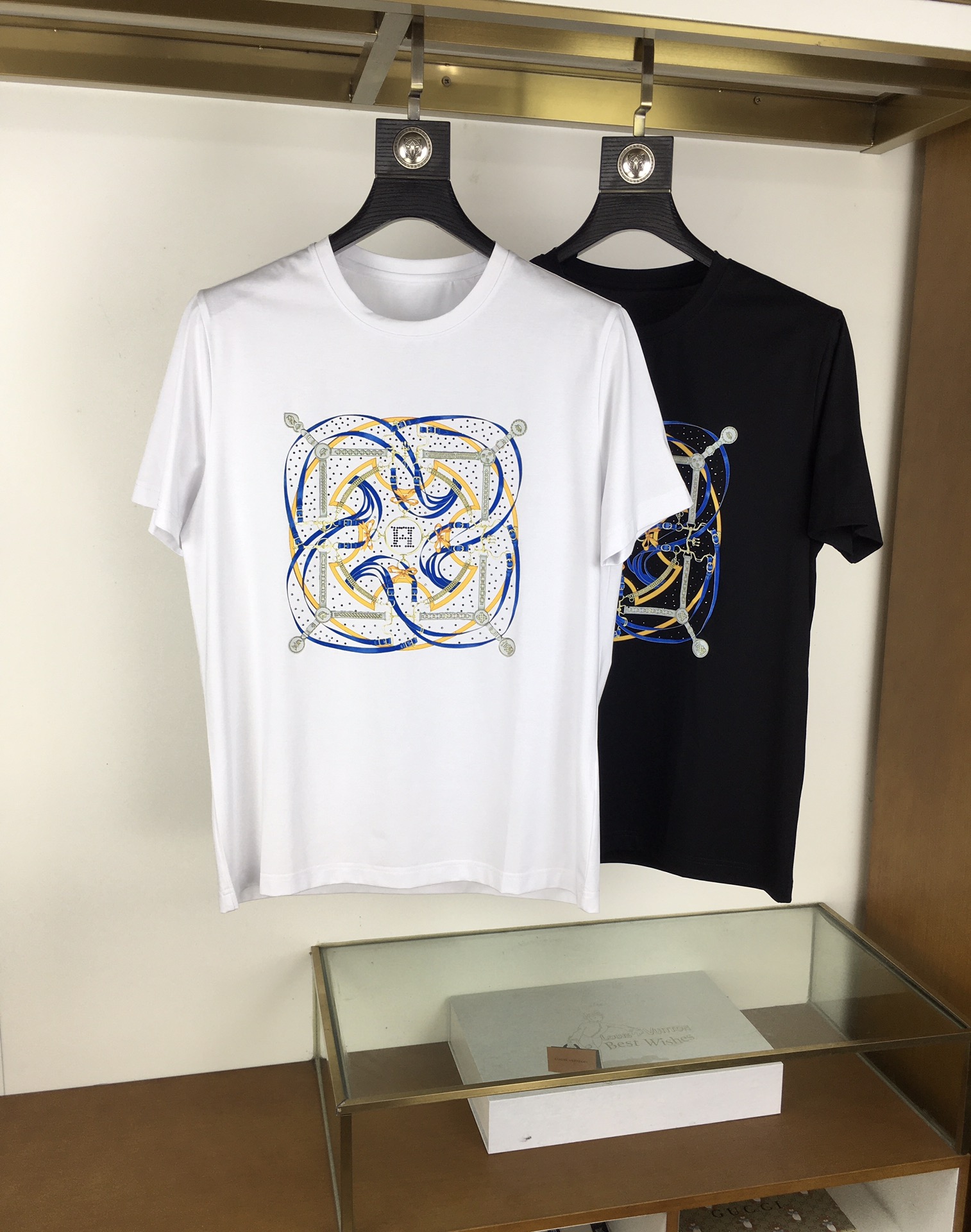 NO:466831,New product 'Aisi...' 2025 spring and summer new model first-time counter latest short-sleeved round-neck T-shirt, high-end customization, avant-garde and fashionable design!  Brand logo heavy craft design, high-end customized double mercerized fabric, soft feel, comfortable to wear, exquisite counter-level car line, fine workmanship, invincible and handsome upper body effect!  A must-have item for handsome men!  Gospel of Fatty--As shown in the figure, code number M-5XL (maximum 6xl can wear 230 catties),,T-shirt,tees,t-shirt,alexander wang19860909新品 《爱士...》 2025春夏新款首发专柜最新款短袖圆领T恤 高端订制 设计前卫时尚！品牌logo重工艺设计 高端定制双丝光面料.手感柔软.穿着舒适.专柜级别精致车线.做工精细.上身效果无敌帅气！型男必备单品！胖子福音-- 如图 码数 M-5XL(最大6xl可穿230斤),,T-shirt,tees，t-shirt,alexander wang,Men's clothing