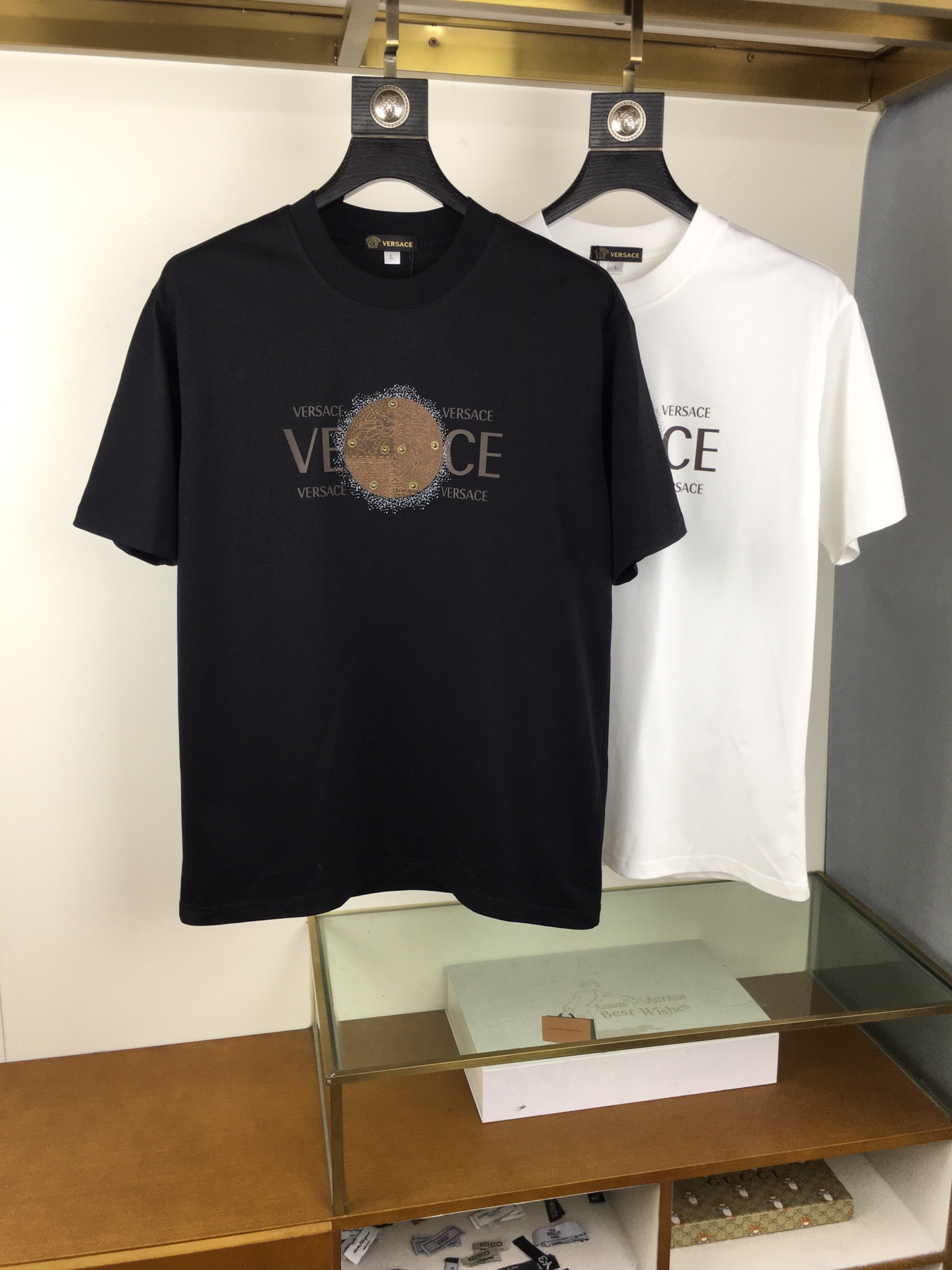 NO:466839,New product 'Versac...' 2025 spring and summer new model first-time counter latest short-sleeved round-neck T-shirt, high-end customization, avant-garde and fashionable design!  Brand logo heavy craft design, high-end customized double mercerized fabric, soft feel, comfortable to wear, exquisite counter-level car line, fine workmanship, invincible and handsome upper body effect!  A must-have item for handsome men!  Gospel of Fatty--As shown in the figure, code number M-5XL (maximum 6xl can wear 230 catties), versace, T-shirt,tees, t-shirt,alexander wang19860909新品 《Versac...》 2025春夏新款首发专柜最新款短袖圆领T恤 高端订制 设计前卫时尚！品牌logo重工艺设计 高端定制双丝光面料.手感柔软.穿着舒适.专柜级别精致车线.做工精细.上身效果无敌帅气！型男必备单品！胖子福音-- 如图 码数 M-5XL(最大6xl可穿230斤),,versace,T-shirt,tees，t-shirt,alexander wang,Men's clothing