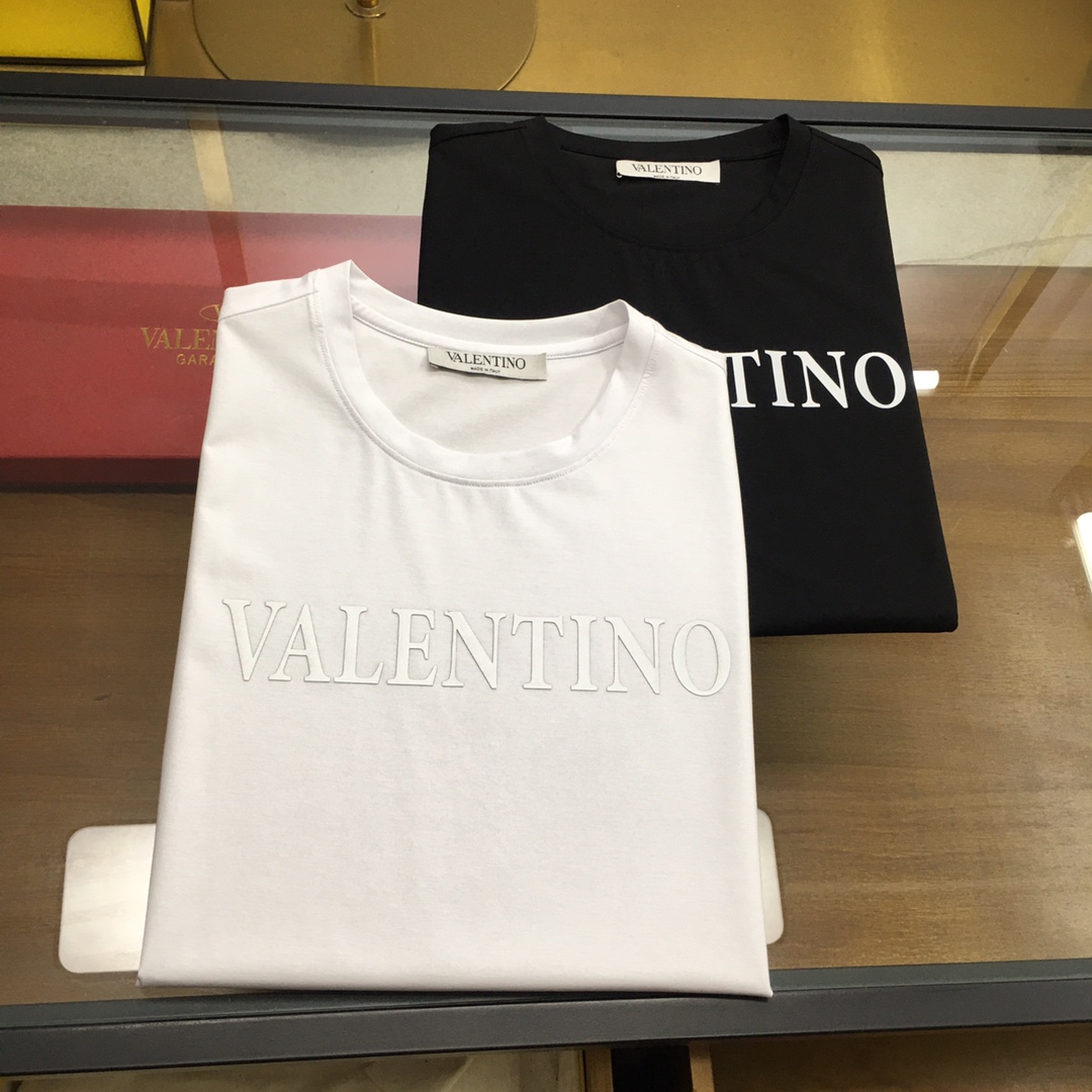 NO:466846,New product 'VLTN...' 2025 spring and summer new model first-time counter latest short-sleeved round-neck T-shirt, high-end customization, avant-garde and fashionable design!  Brand logo heavy craft design, high-end customized double mercerized fabric, soft feel, comfortable to wear, exquisite counter-level car line, fine workmanship, invincible and handsome upper body effect!  A must-have item for handsome men!  Gospel of Fatty--As shown in the figure, code number M-5XL (maximum 6xl can wear 230 catties),,T-shirt,tees,t-shirt,alexander wang19860909新品 《VLTN...》 2025春夏新款首发专柜最新款短袖圆领T恤 高端订制 设计前卫时尚！品牌logo重工艺设计 高端定制双丝光面料.手感柔软.穿着舒适.专柜级别精致车线.做工精细.上身效果无敌帅气！型男必备单品！胖子福音-- 如图 码数 M-5XL(最大6xl可穿230斤),,T-shirt,tees，t-shirt,alexander wang,Men's clothing