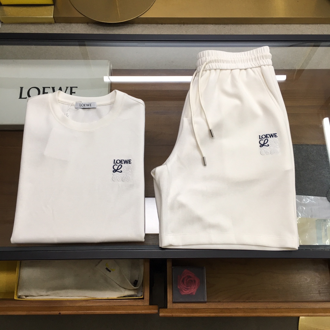 NO:466814,New product set/set [Loew] [New product] Presbyterian FD set 2025SS men's short-sleeved/shorts casual suit Simple and fashionable style comes from the brand's new beauty works. There are few products in the trade channel!   2025SS Decorative logo design Men's round neck short-sleeved T-shirt Regular straight-cut design, with a unique and fashionable style, and is born extraordinary. Evergreen style on the counter! Simple and not simple.. Soft feel, extremely comfortable to wear. The chest is decorated with a fashionable and classic logo, creating a harmonious luxury and fashionable atmosphere, reinterpreting the basic items and giving them a new meaning, and exquisite details reveal the brand's luxury atmosphere.. Size M/L/XL/2XL/3XL Top M Shoulder width 44 Bust 104 Long 68 Sleeve length 22 Trousers M Waist 78 Hip 106 Crotch 28 Trousers 50,,loewe, shorts,T-shirt,tees,t-shirt,alexander wang19860909新品套装/套【Loew】【新品】老花FD套装 2025SS男士短袖/短裤 休闲套装 简约时尚格调来自品牌新秀丽作. 贸易渠道货品,为数稀少！  2025SS 饰装饰标识设计 男士圆领短袖T恤 常规直裁设计,兼具个性时尚范儿,与生俱来的不平凡.柜台常青款!简约不简单.. 手感柔软,贴身穿着舒适度极高. 胸前装饰时尚经典的Logo标识,营造和谐的奢华时尚气息,重释了基础单品并赋予其崭新含义的态度与考量,精致细节流露品牌高奢气息.. 尺码M/L/XL/2XL/3XL 上衣M肩宽44胸围104衣长68袖长22 裤装M腰围78臀围106裤裆28裤长50,,loewe,shorts,T-shirt,tees，t-shirt,alexander wang,Men's clothing