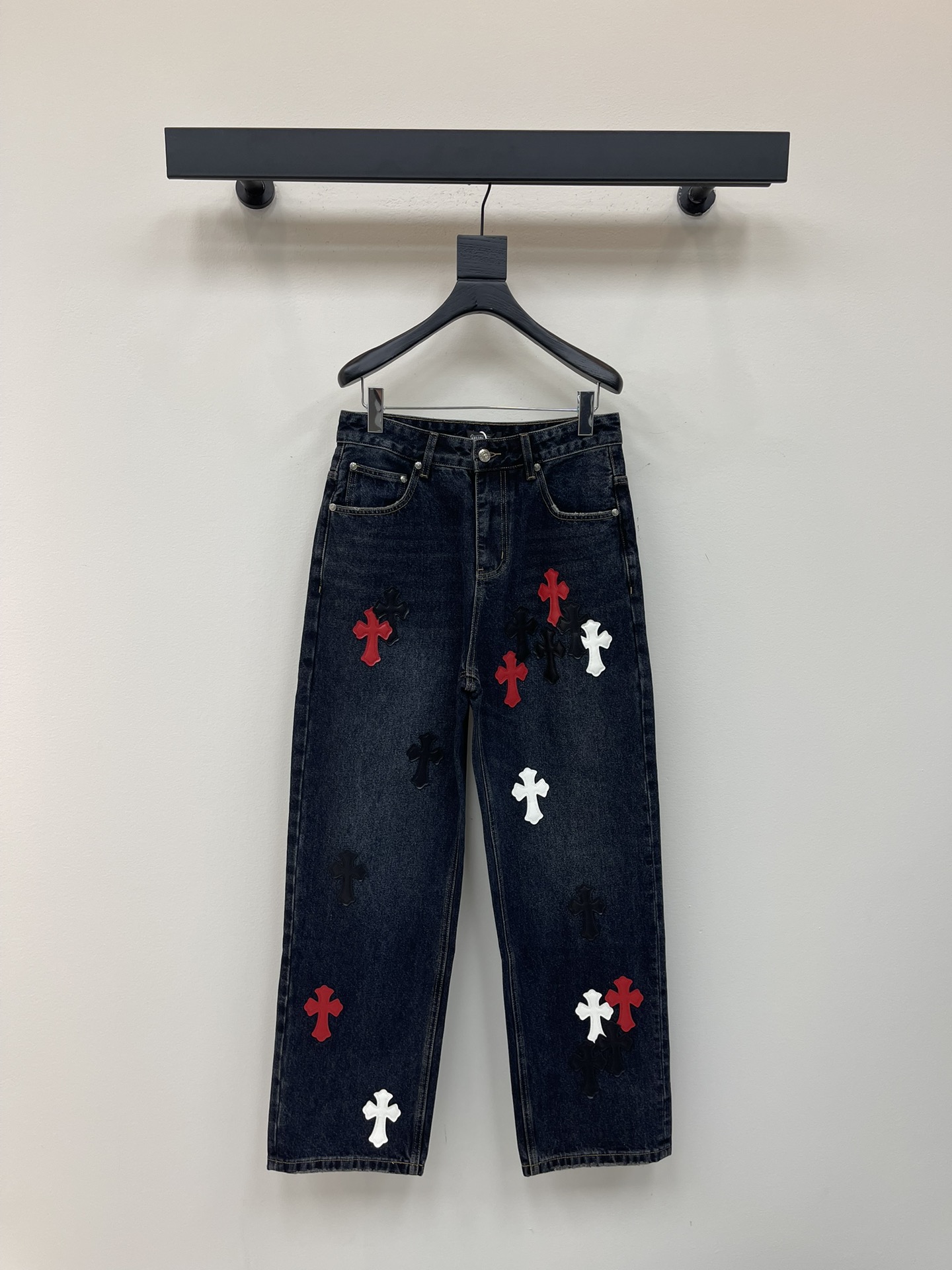 NO:709919,Chrome Heart* Chrome Heart’s new cross patch patchwork leather jeans!  The straight version is very flattering to the leg shape. The timeless and moderate length makes it easy to match casually. It is the basic styling foundation for various styles and is a must-have in your wardrobe!  The fabric is stiff but also makes the upper body soft without losing texture. The washing process is even more perfect. It is a must-have item for everyone!  !  Same style for men and women!  S-XL A,,chrome hearts,chrome hearts,jeans,19860909Chrome Heart*克罗心新款十字贴布拼皮牛仔裤！直筒的版型十分修饰腿型 永不过时的适中长度,搭配起来轻松随意,各种风格的造型基础,衣橱中的必备款！面料硬挺的同时又做到了上身柔软而不失质感的效果,洗水工艺更是做到了极致,人手必备款！！男女同款！S-XL A,,chrome hearts,chrome hearts,jeans,,Women's clothing