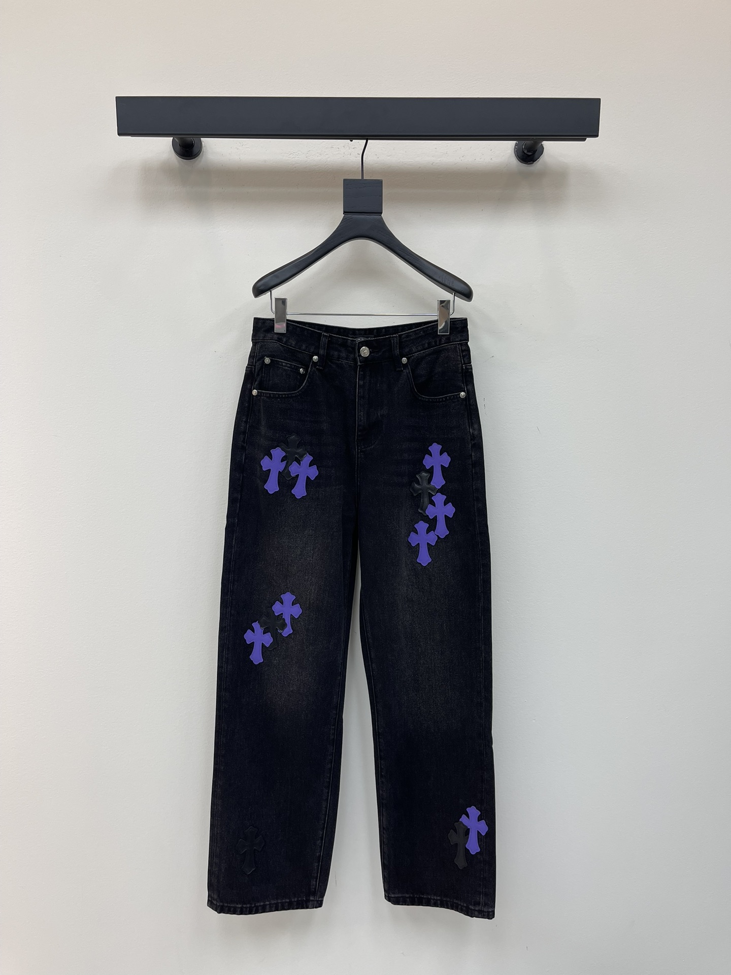 NO:451896,Chrome Heart*25 new cross patch leather jeans!  The straight-tube style is very shaped by the leg shape. It is timeless and moderately length, and it is easy to match. It is a basic style of various styles and a must-have in the wardrobe!  The fabric is hard and has the effect of softness without losing texture on the upper body. The washing process is even more perfect, and it is a must-have for everyone!  !  !  S-XL, chrome hearts, chrome hearts, jeans, alexander wang19860909Chrome Heart*克罗心*25新款十字贴布拼皮牛仔裤！直筒的版型十分修饰腿型 永不过时的适中长度,搭配起来轻松随意,各种风格的造型基础,衣橱中的必备款！面料硬挺的同时又做到了上身柔软而不失质感的效果,洗水工艺更是做到了极致,人手必备款！！！S-XL,,chrome hearts,chrome hearts,jeans,alexander wang,Women's clothing