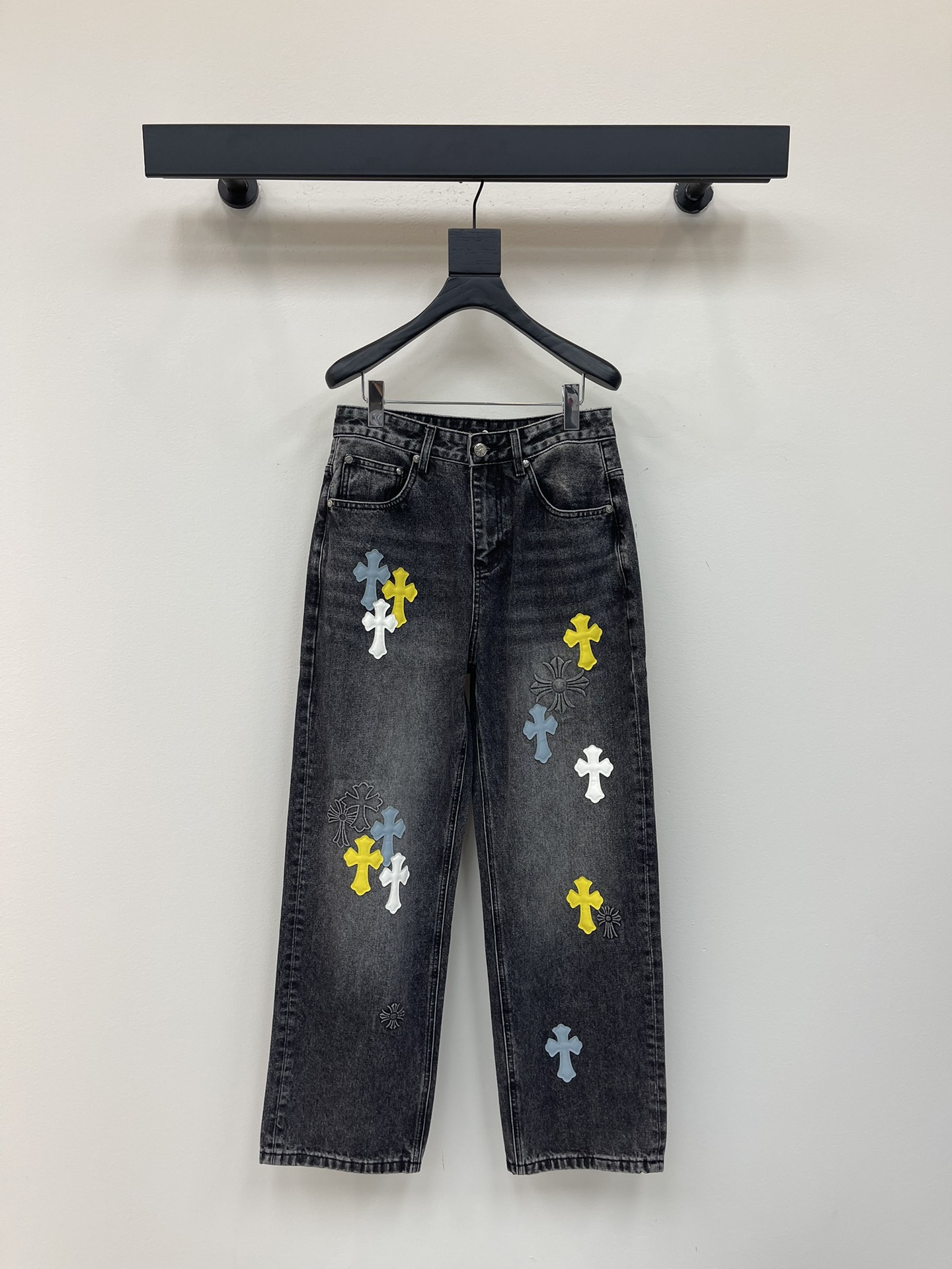 NO:451899,Chrome Heart*25 new cross patch leather jeans!  The straight-tube style is very shaped by the leg shape. It is timeless and moderately length, and it is easy to match. It is a basic style of various styles and a must-have in the wardrobe!  The fabric is hard and has the effect of softness without losing texture on the upper body. The washing process is even more perfect, and it is a must-have for everyone!  !  !  S-XL, chrome hearts, chrome hearts, jeans, alexander wang19860909Chrome Heart*克罗心*25新款十字贴布拼皮牛仔裤！直筒的版型十分修饰腿型 永不过时的适中长度,搭配起来轻松随意,各种风格的造型基础,衣橱中的必备款！面料硬挺的同时又做到了上身柔软而不失质感的效果,洗水工艺更是做到了极致,人手必备款！！！S-XL,,chrome hearts,chrome hearts,jeans,alexander wang,Women's clothing