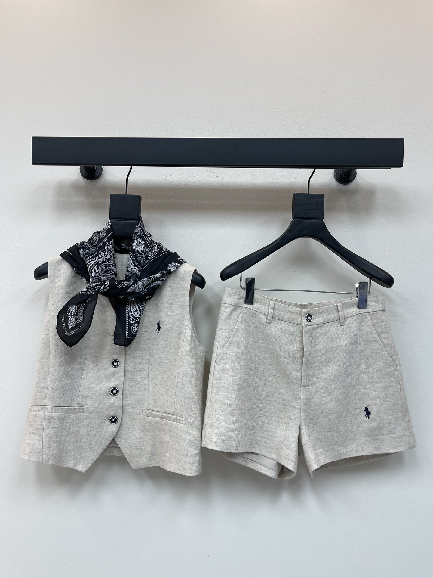 NO:451864,RaIph Laure* new 25 Rav POLO old-fashion vest shorts set, linen fabric has good texture and breathability, classic V-neck vest layered vest T-shirt with wide-leg shorts, a set of top-body fashionable temperament, clean and neat, casual and comfortable, with scarf decoration high-end and eye-catching, fashionable three-dimensional tailoring is not picky for people to wear, easy to control SML for daily commuting, shorts, tees, t-shirt, alexander wang19860909RaIph Laure*新款25拉夫POLO老钱风马甲短裤套装,亚麻面料具有良好的质感和透气性,经典V领马甲可叠穿背心T恤搭配阔腿短裤一套上身时尚气质,干净利落,休闲舒适,搭配丝巾装饰高级又吸睛,时髦感爆棚立体的剪裁也不挑人穿,日常通勤都轻松驾驭SML 一套,,shorts,tees，t-shirt,alexander wang,Women's clothing