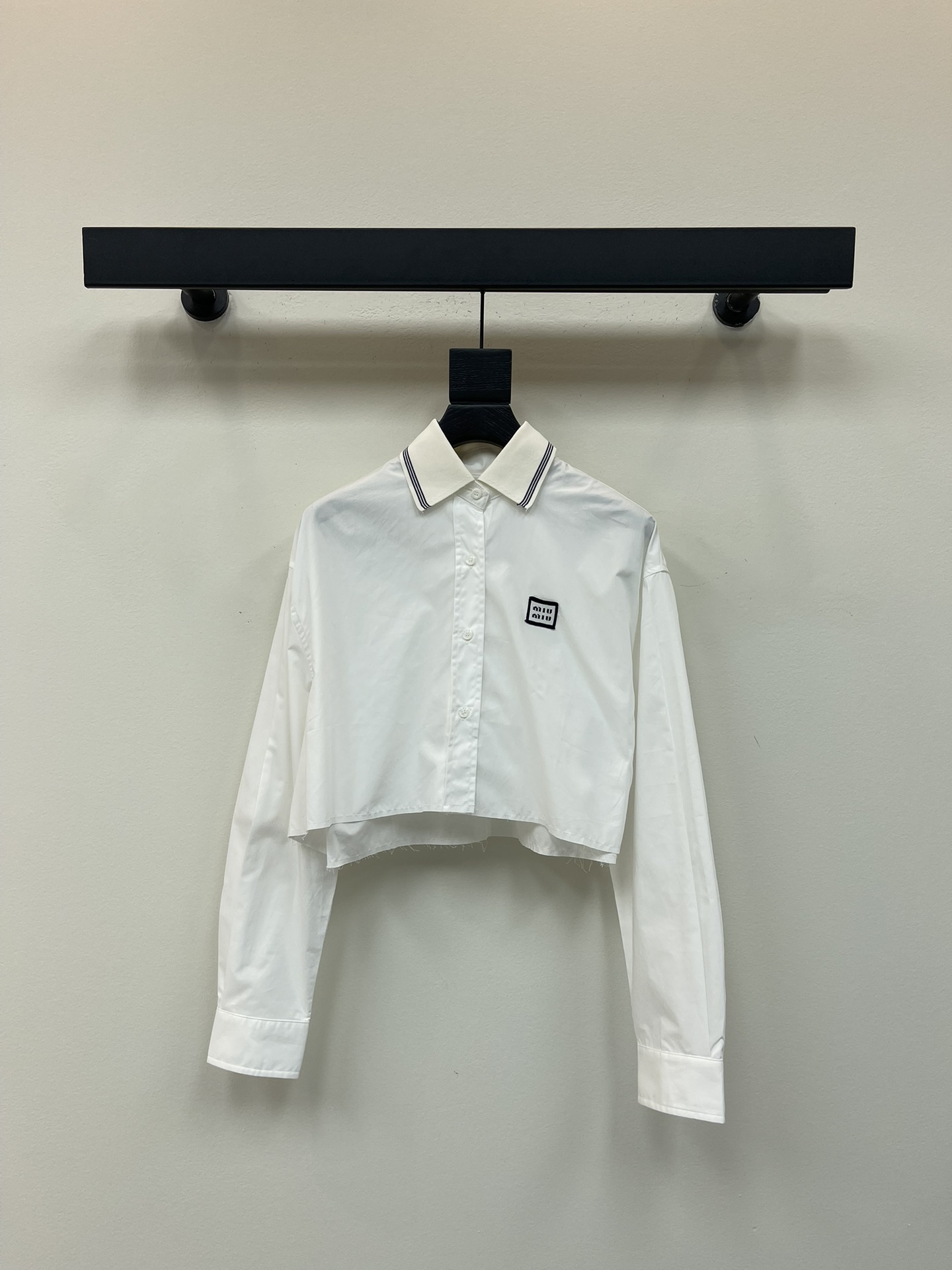 NO:452492,Miumi*25 early autumn new webbing spliced ​​lapel long-sleeved short bride shirt. It is high-end and durable, and the overall appearance presents a leisurely and lazy atmosphere. It is light and breathable in daily wear. The upper body is a youthful and sunny girl's age-reducing feeling. The style is easy to wear but not picky, and it is super easy to match clothes. Just wear a small skirt and it will be very academic style, making you look good and slim. It is recommended for casual daily life!  SML, miumiu, skirts, shirts, alexander wang19860909Miumi*25早秋新款织带拼接翻领长袖短款毛边衬衫.高级耐看,整体呈现一种闲适慵懒的氛围,日常穿着轻便透气.上身就是青春阳光的少女减龄感,版型好穿不挑人,超级好搭衣服.随便搭个小半裙就很学院风,显乖显瘦绝绝子,休闲日常推荐！SML,,miumiu,skirts,shirts,alexander wang,Women's clothing
