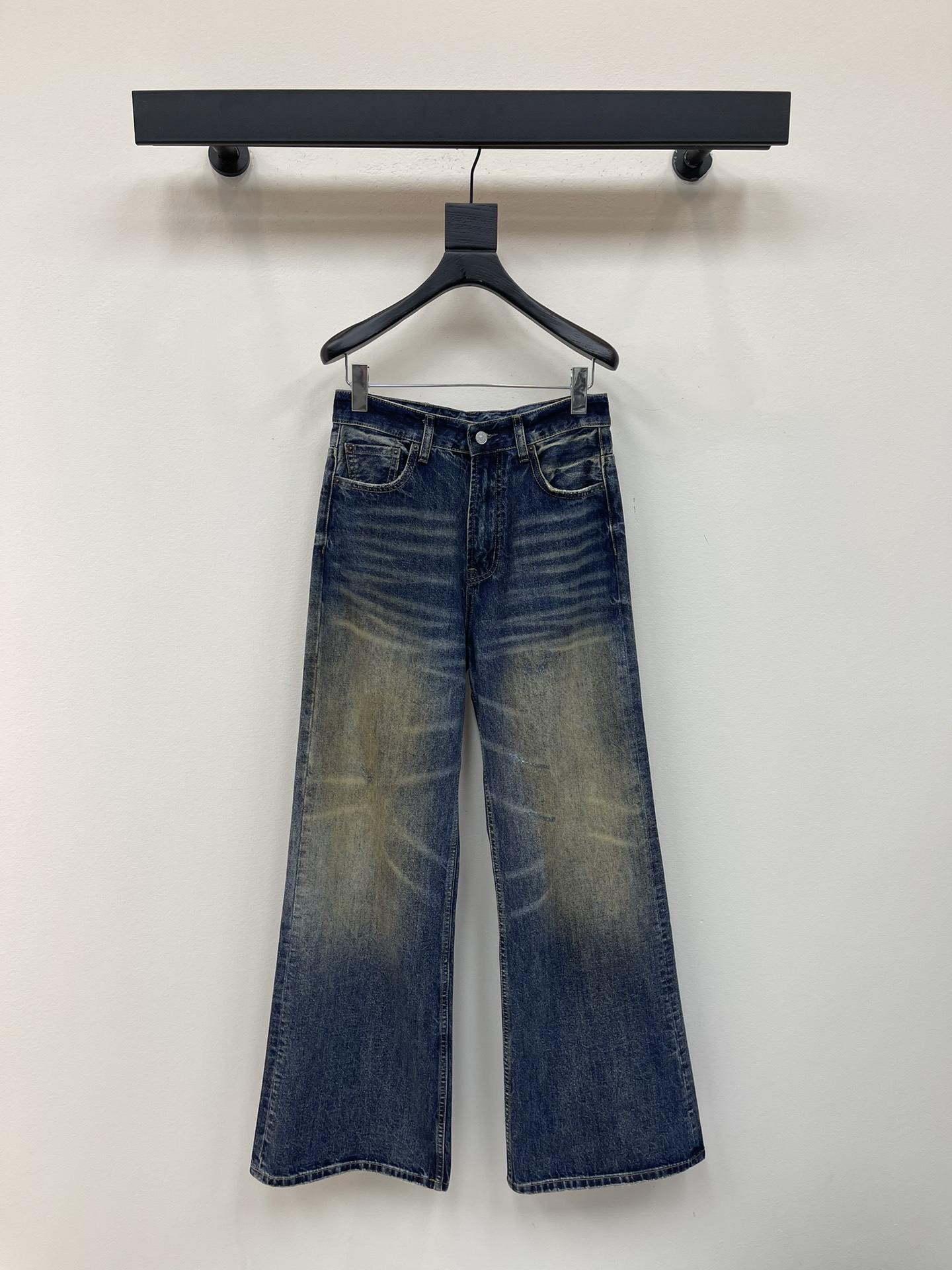 NO:451874,Acne* newest cat whisker wash jeans!  Customized cat claw craft washing water imported fabric has a great texture!  Simple, rough and versatile pants, a fashionable street-fighting artifact!  Unlimited style to stretch your legs!  Imported washing cowboy fabric makes the upper body look slimming!  Three-dimensional perfect trousers, lifting hips and slimming legs, so beautiful that they scream!  Customized full set of hardware accessories imported machines, the workmanship quality depends on the details!  SML, acne studios, jeans, alexander wang19860909Acne*新款猫须洗水牛仔裤！定制猫爪工艺洗水进口面料质感超赞！简单粗暴百搭神裤,高街时髦炸街神器！版型无限拉大长腿！进口洗水牛仔面料上身巨显瘦！立体完美裤形提臀瘦腿美到尖叫！定制全套五金配件进口机做工品质看细节！SML,,acne studios,jeans,alexander wang,Women's clothing